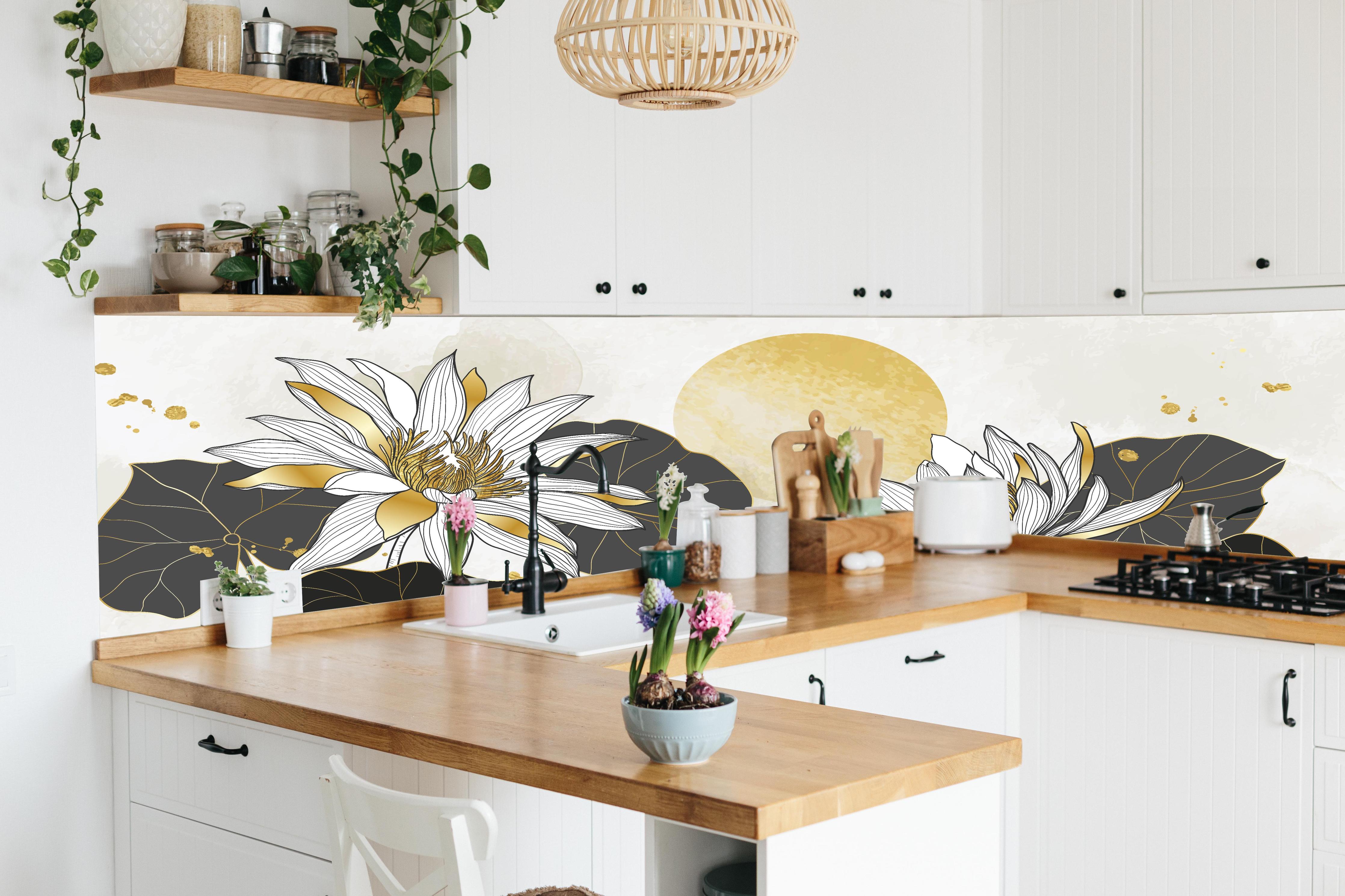 Küche - Lotus Flower Lineart mit Goldakzenten hinter weißen Hochglanz-Küchenregalen und schwarzem Wasserhahn