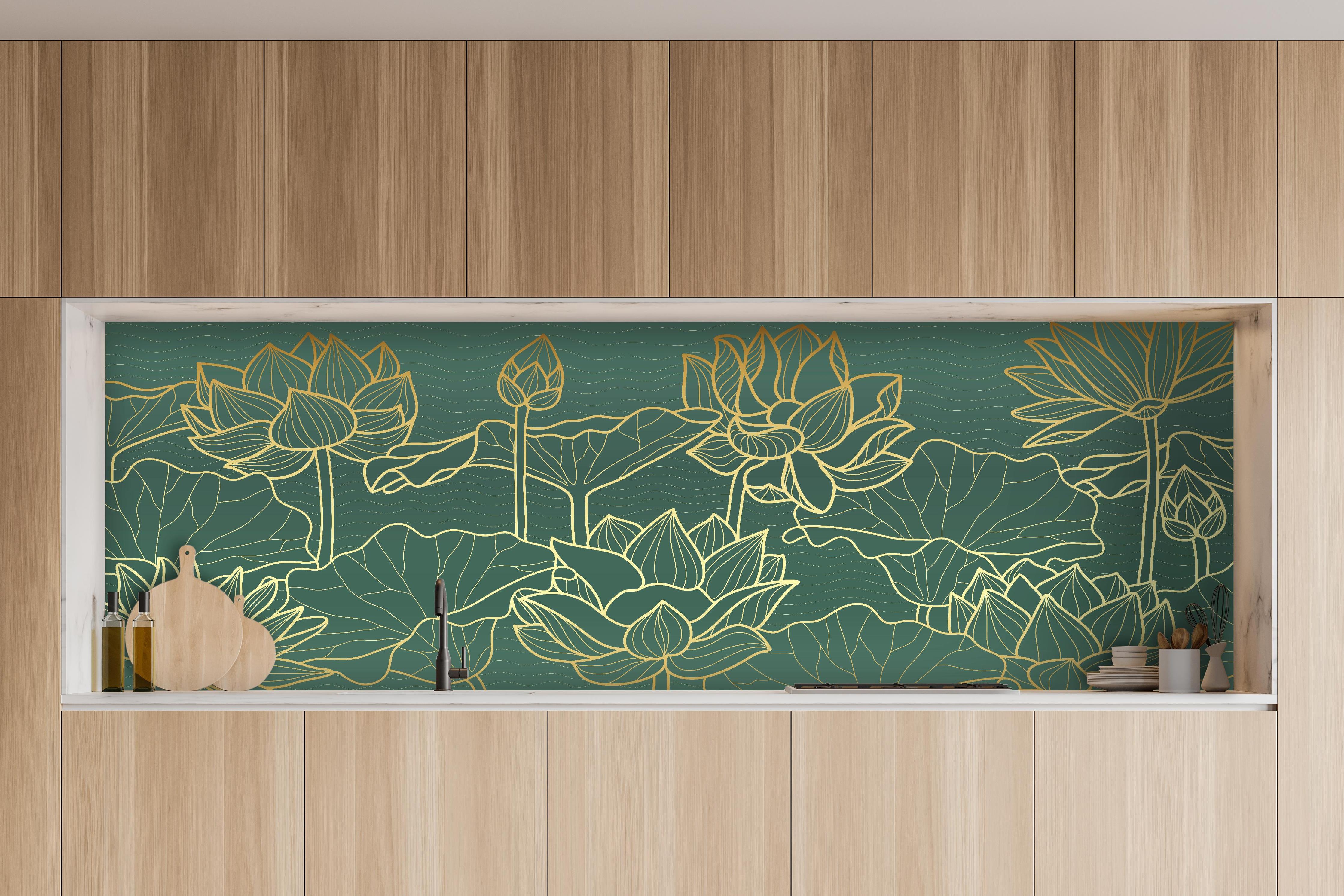 Küche - Lotusblumen Zeichnung Dunkelgrün Gold hinter weißen Hochglanz-Küchenregalen und schwarzem Wasserhahn