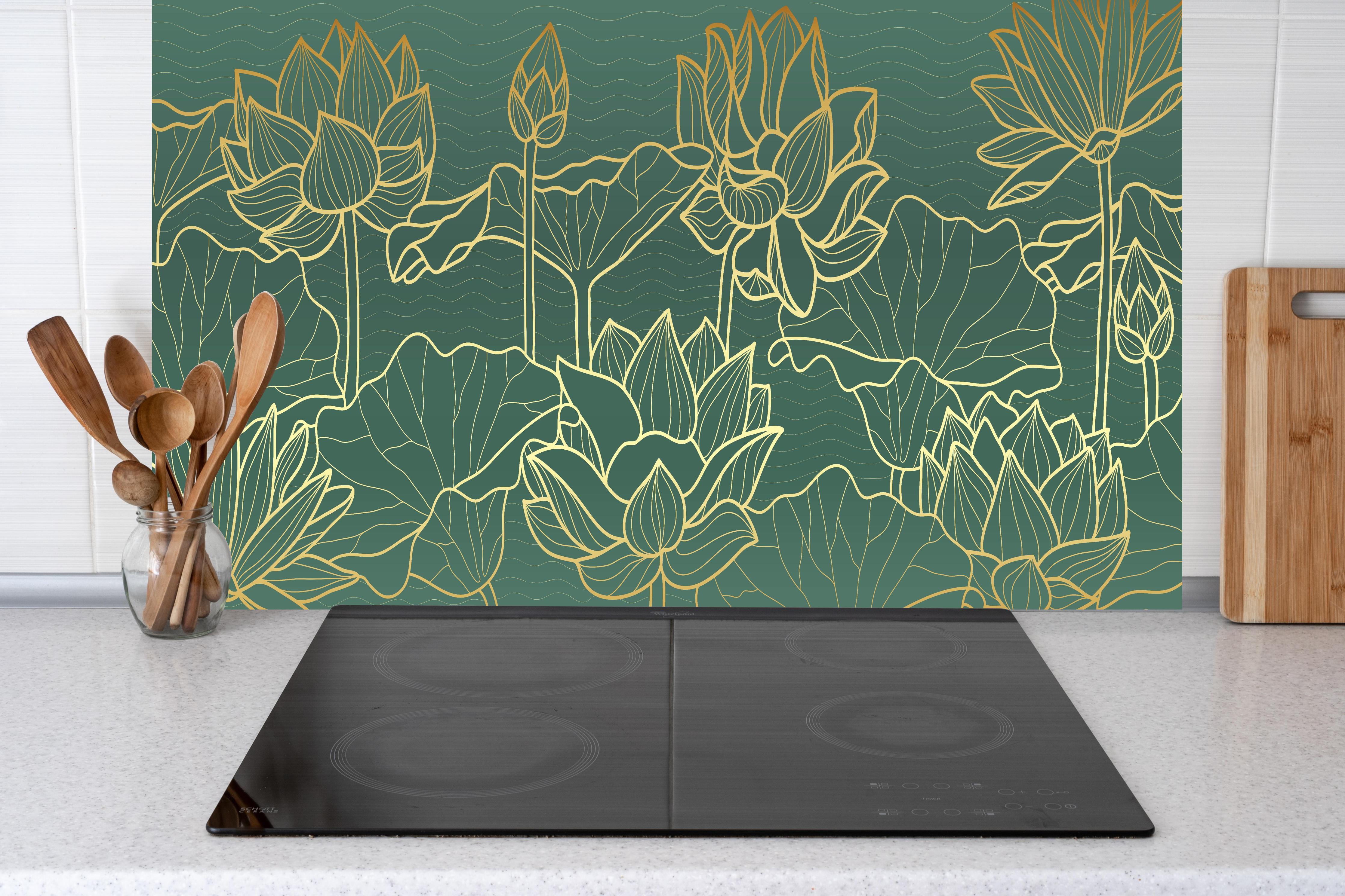 Küche - Lotusblumen Zeichnung Dunkelgrün Gold hinter weißen Hochglanz-Küchenregalen und schwarzem Wasserhahn