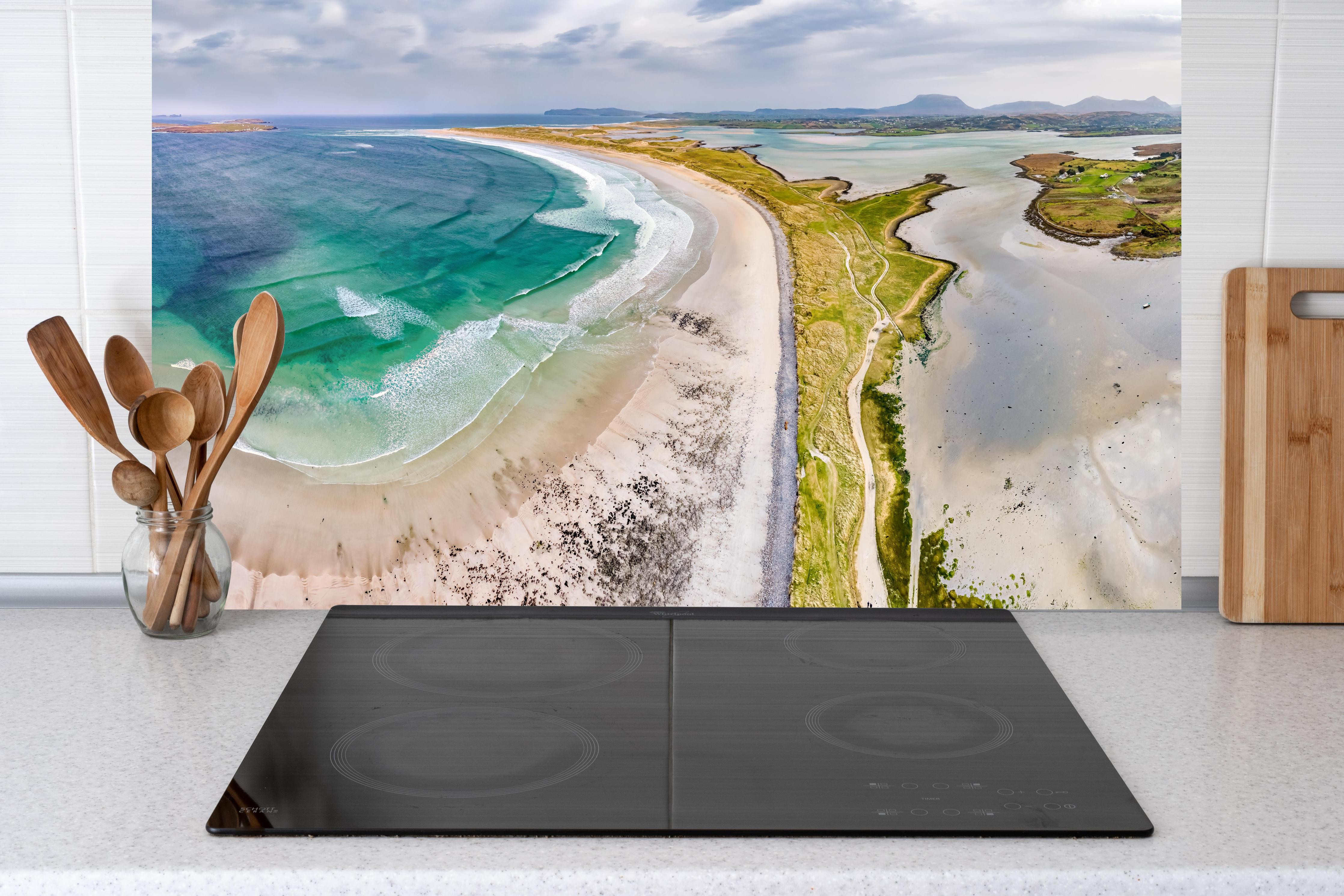 Küche - Luftaufnahme der Küste von Magheraroarty-Irland hinter weißen Hochglanz-Küchenregalen und schwarzem Wasserhahn