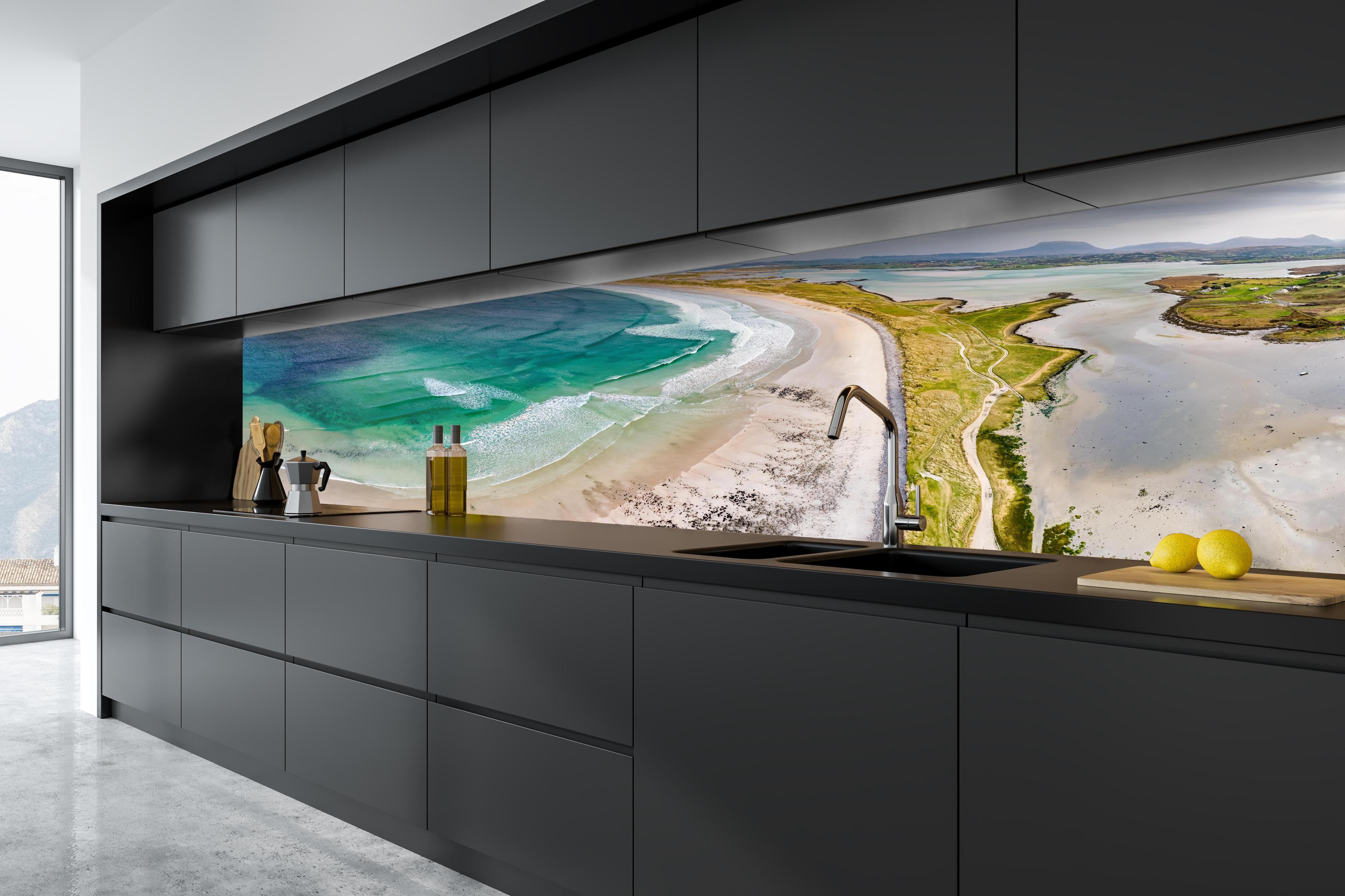 Küche - Luftaufnahme der Küste von Magheraroarty-Irland hinter weißen Hochglanz-Küchenregalen und schwarzem Wasserhahn
