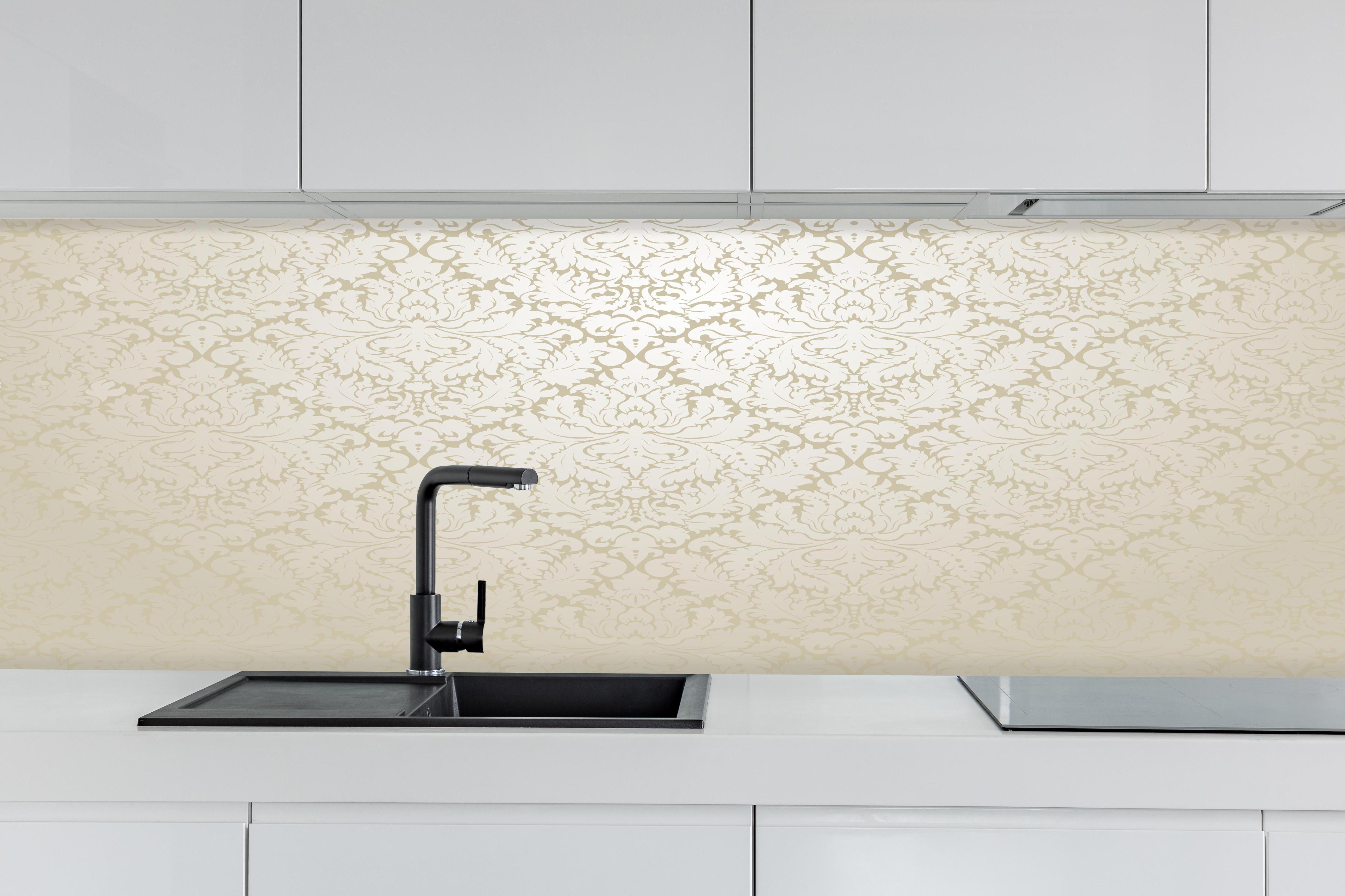 Küche - Luxuriöse Barock Tapete in Creme-Gold hinter weißen Hochglanz-Küchenregalen und schwarzem Wasserhahn