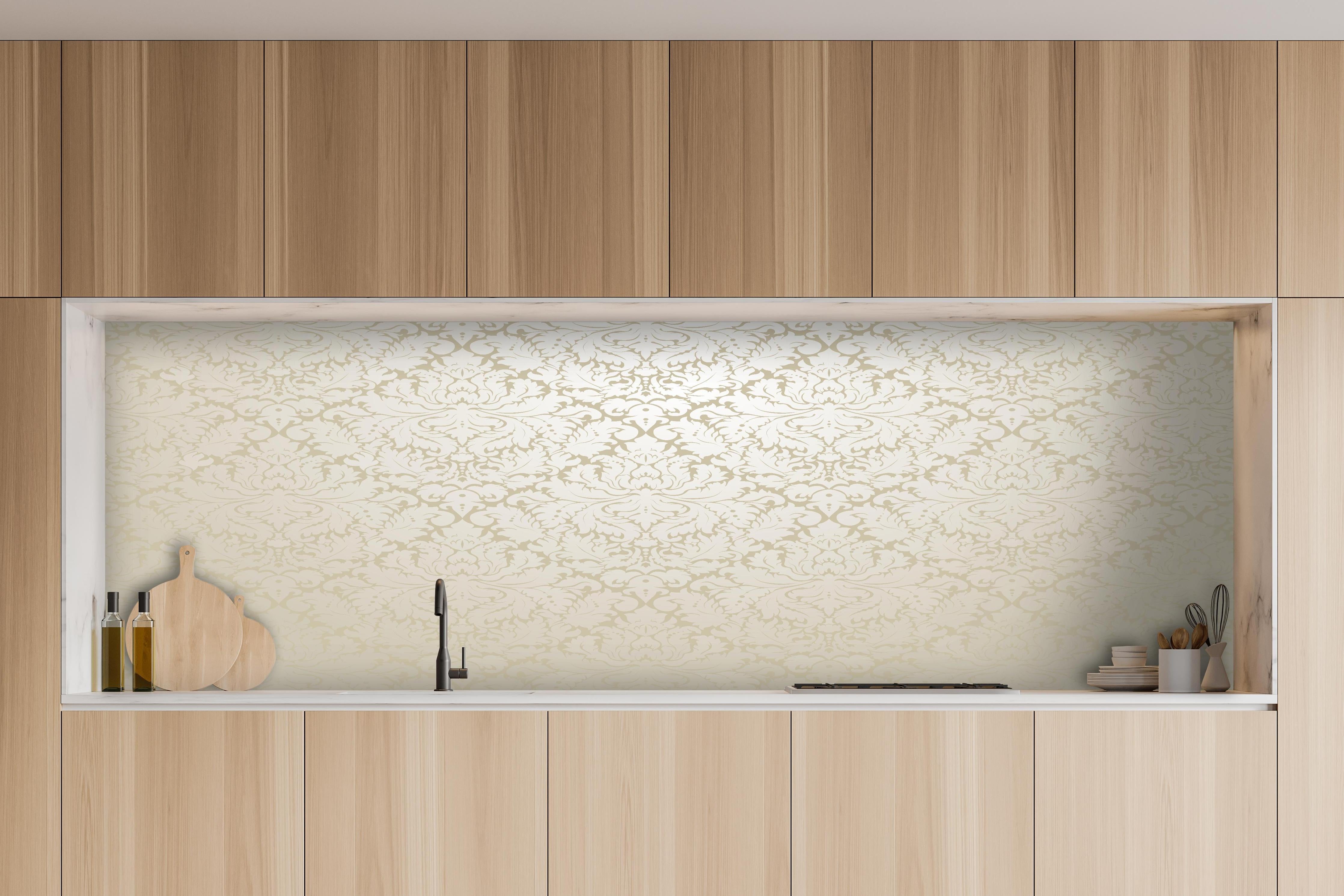 Küche - Luxuriöse Barock Tapete in Creme-Gold hinter weißen Hochglanz-Küchenregalen und schwarzem Wasserhahn