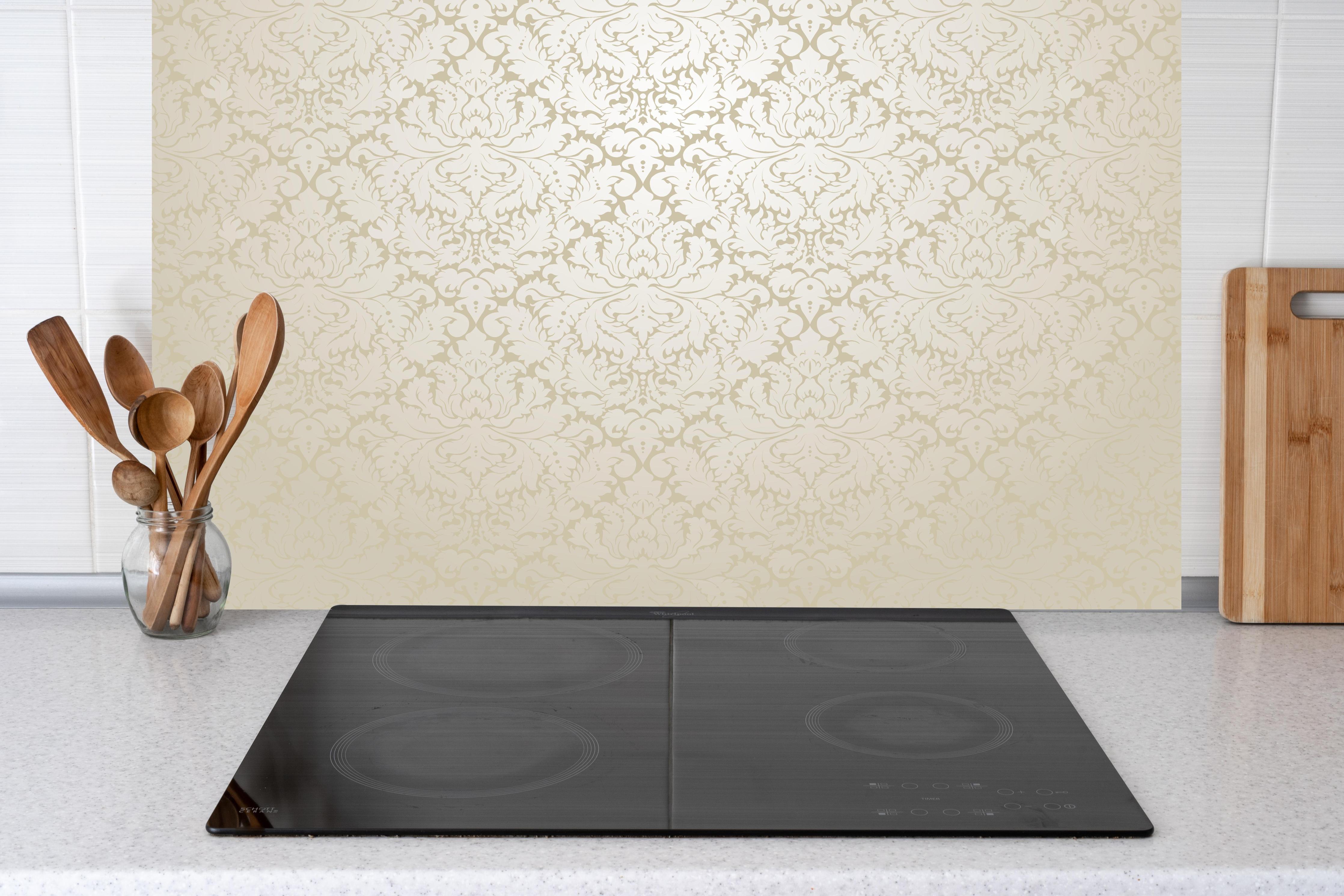 Küche - Luxuriöse Barock Tapete in Creme-Gold hinter weißen Hochglanz-Küchenregalen und schwarzem Wasserhahn