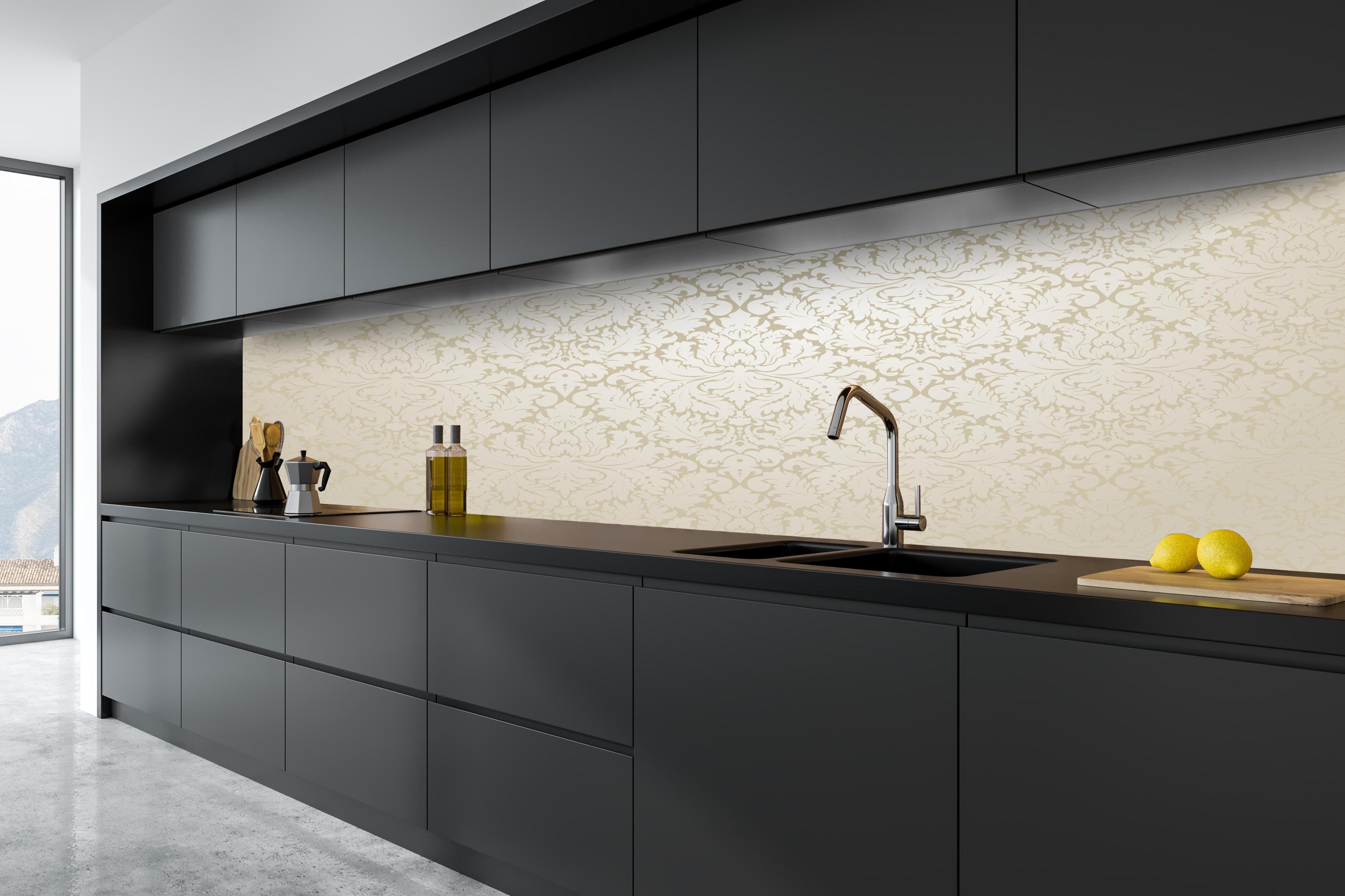 Küche - Luxuriöse Barock Tapete in Creme-Gold hinter weißen Hochglanz-Küchenregalen und schwarzem Wasserhahn