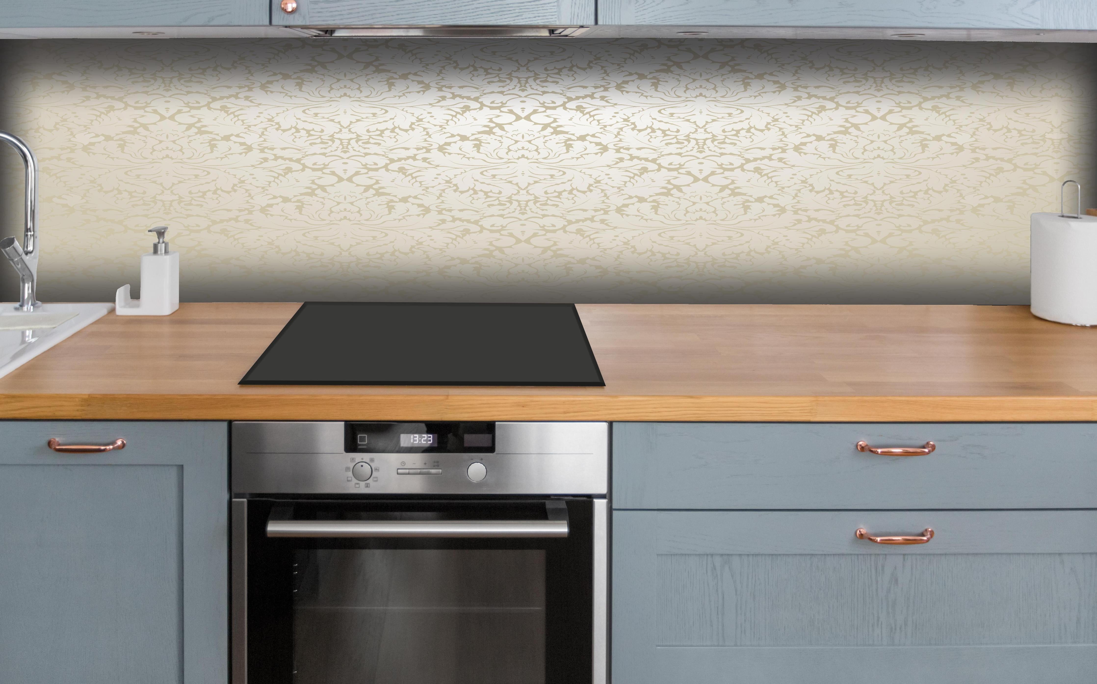 Küche - Luxuriöse Barock Tapete in Creme-Gold hinter weißen Hochglanz-Küchenregalen und schwarzem Wasserhahn