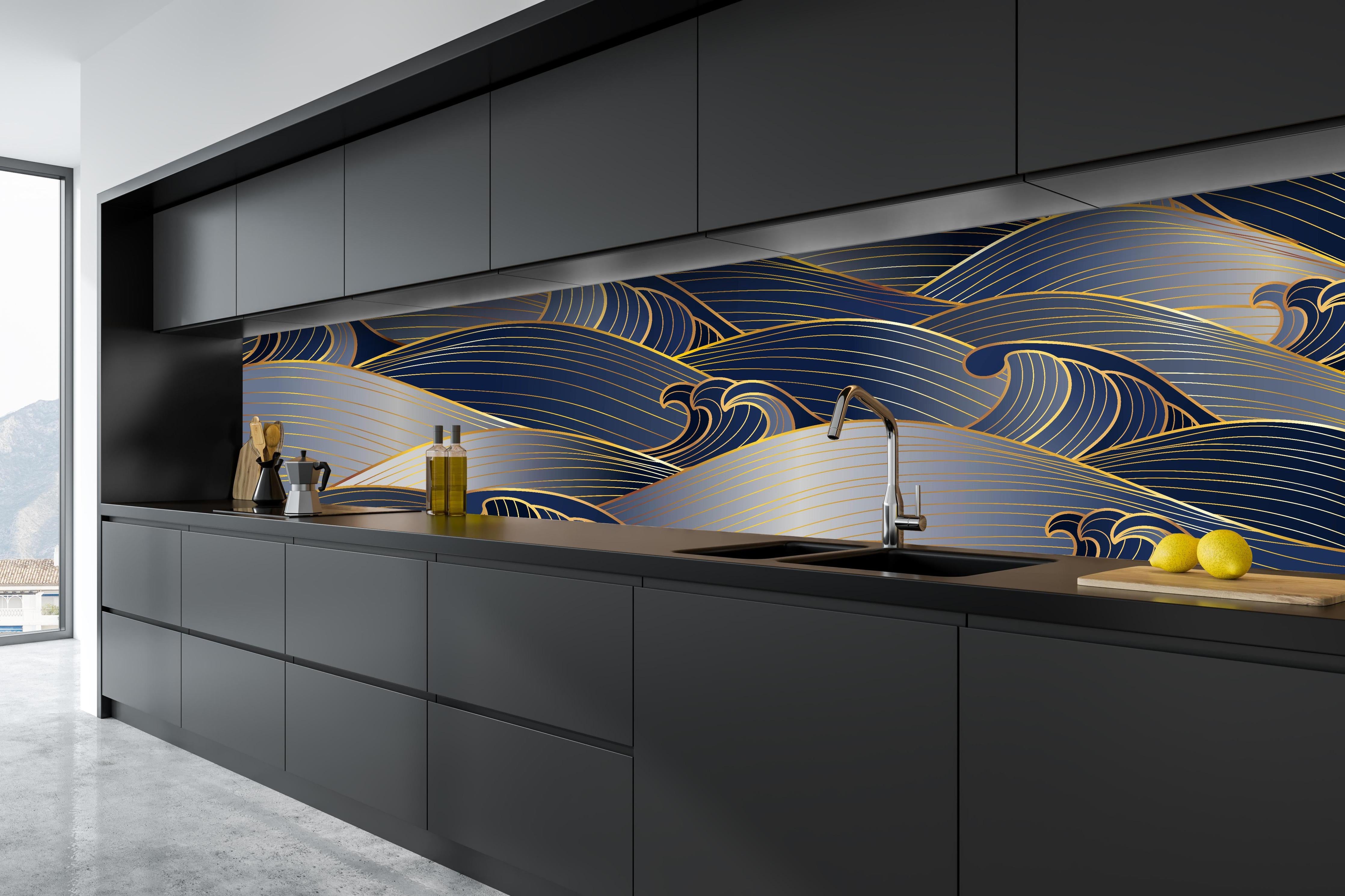 Küche - Luxuriöse Wellenmuster in Gold und Blau hinter weißen Hochglanz-Küchenregalen und schwarzem Wasserhahn
