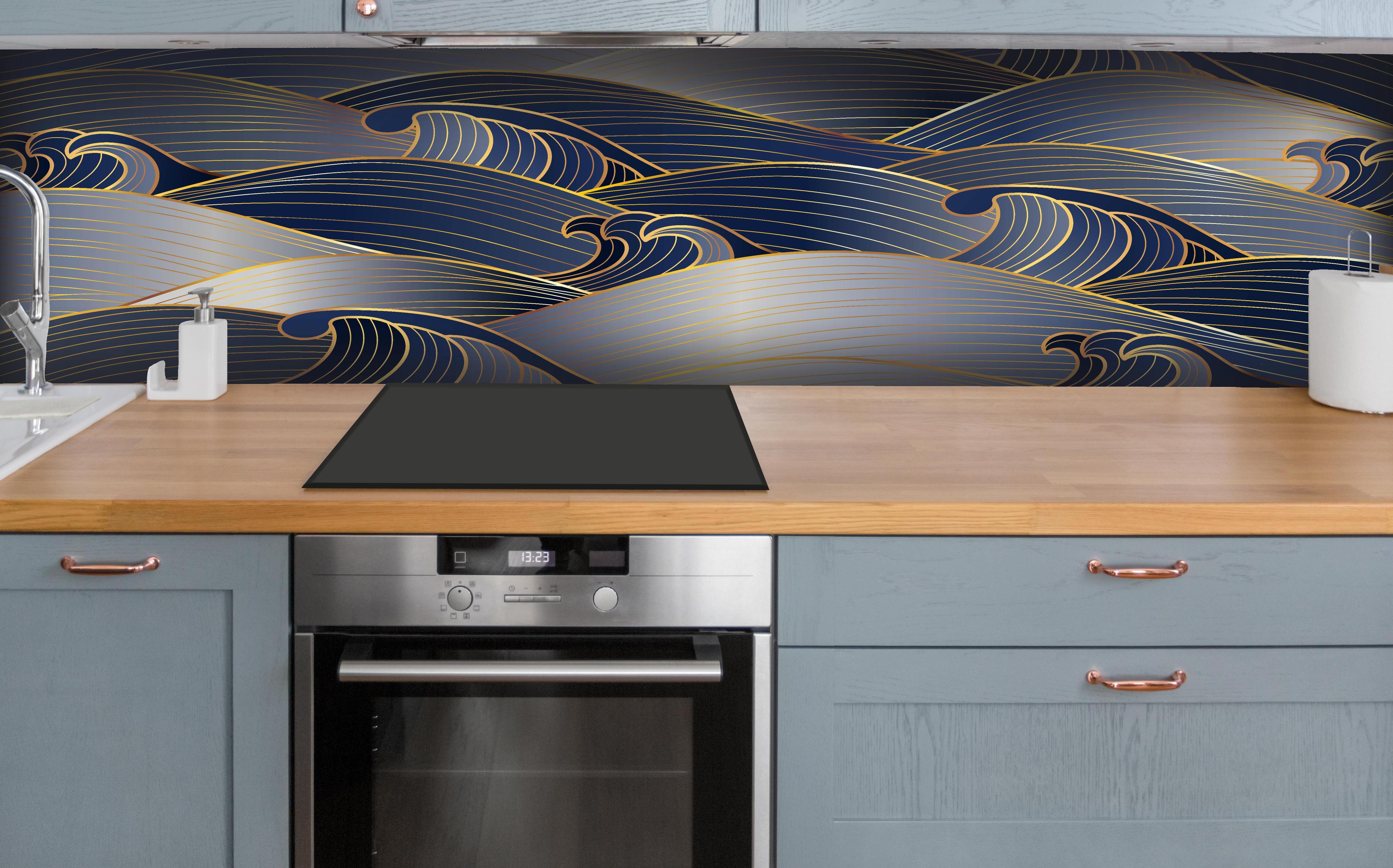 Küche - Luxuriöse Wellenmuster in Gold und Blau hinter weißen Hochglanz-Küchenregalen und schwarzem Wasserhahn