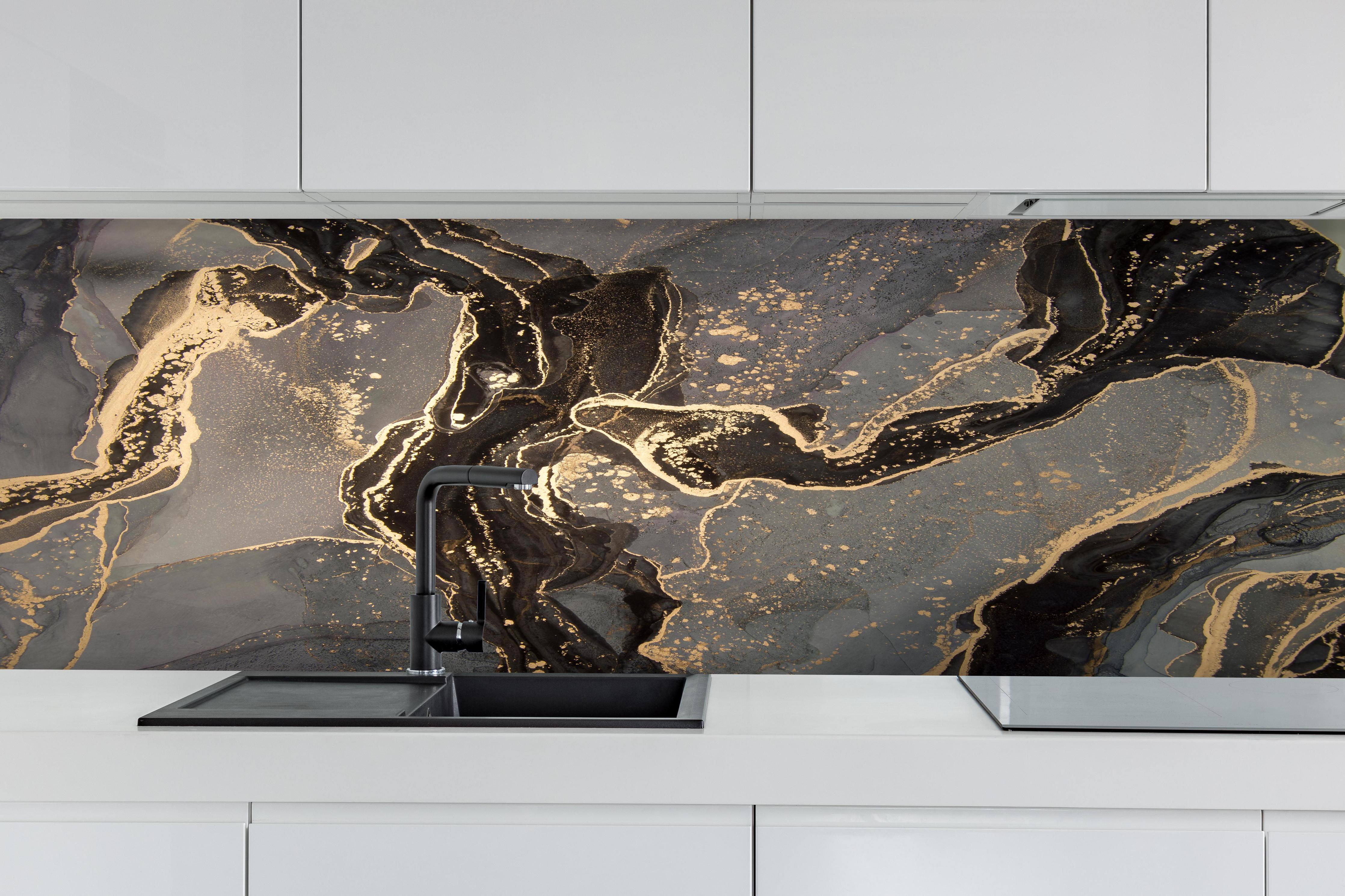 Küche - Luxuriöse abstrakte Flüssigkunstmalerei hinter weißen Hochglanz-Küchenregalen und schwarzem Wasserhahn