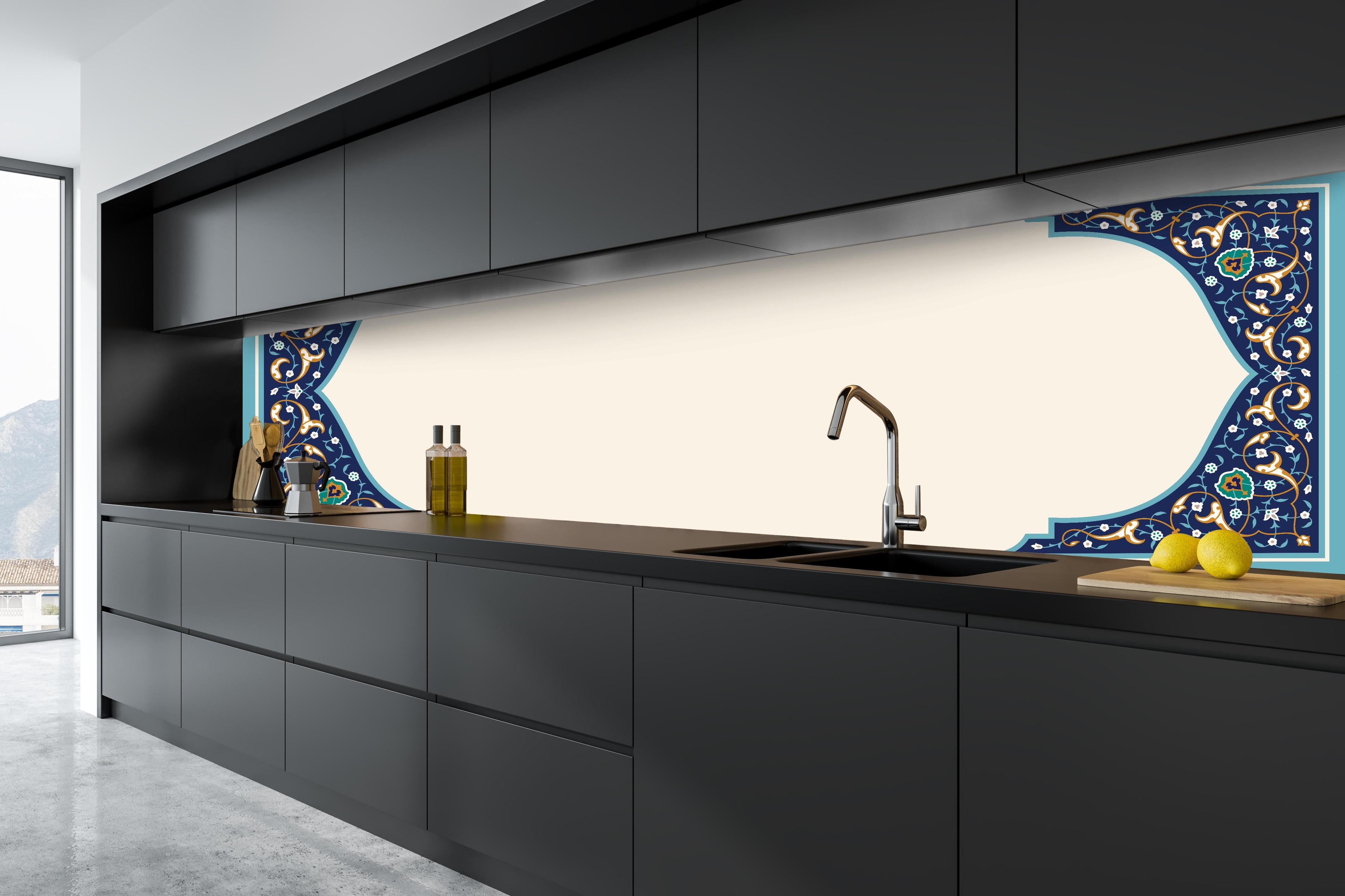 Küche - Luxuriöser Bilderrahmen mit orientalischem Muster hinter weißen Hochglanz-Küchenregalen und schwarzem Wasserhahn