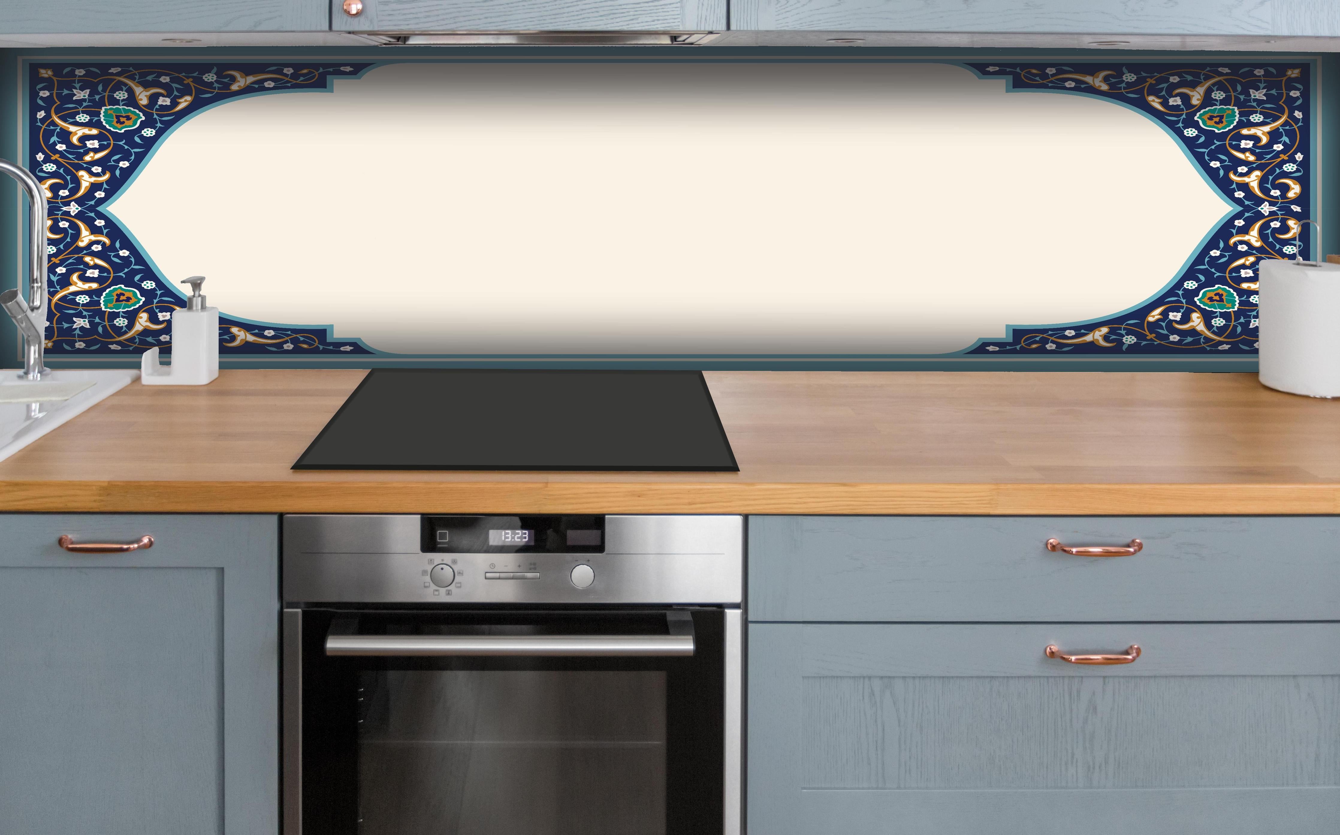 Küche - Luxuriöser Bilderrahmen mit orientalischem Muster hinter weißen Hochglanz-Küchenregalen und schwarzem Wasserhahn