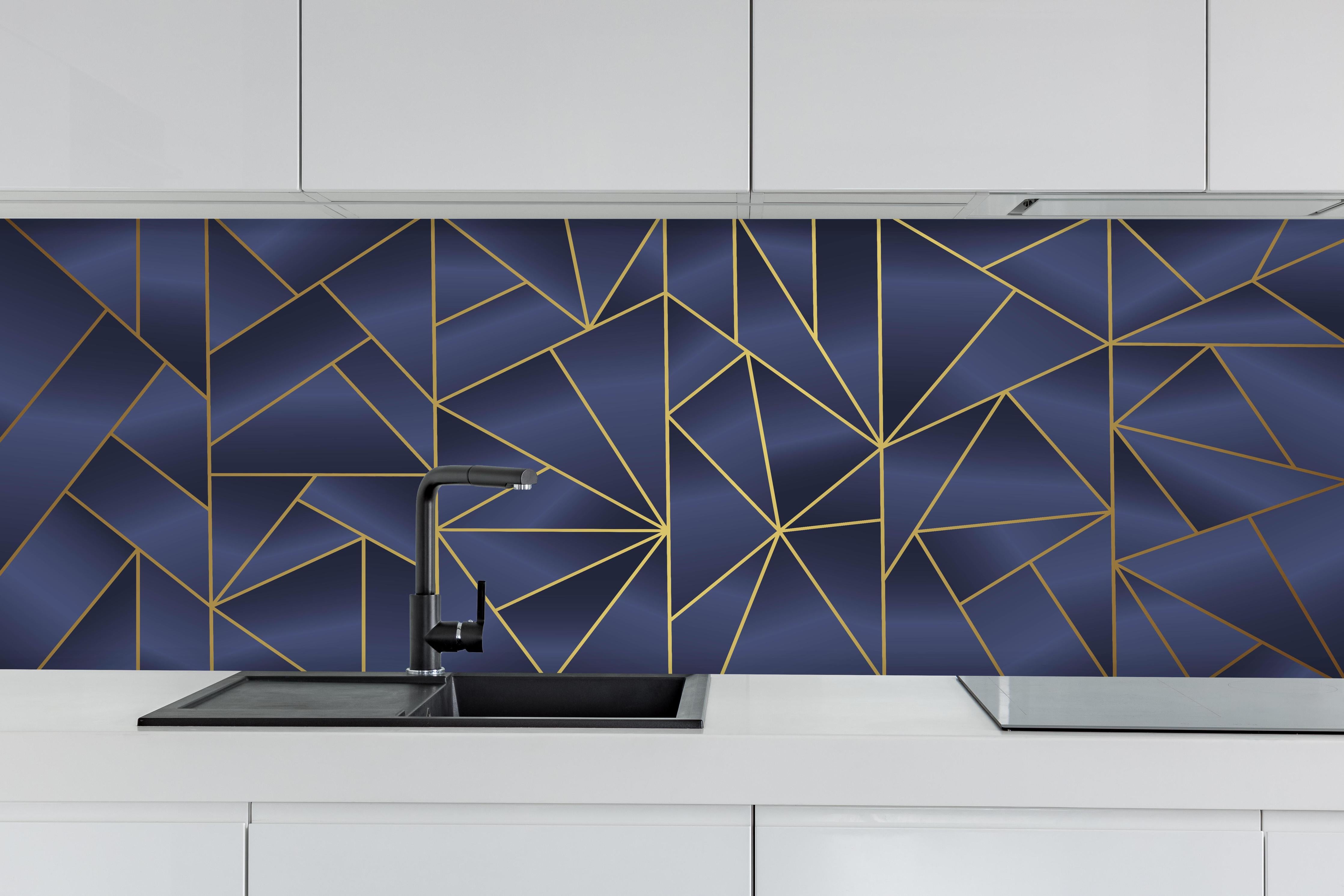 Küche - Luxuriöser Geometrie Navy-Hintergrund mit Goldlinien hinter weißen Hochglanz-Küchenregalen und schwarzem Wasserhahn