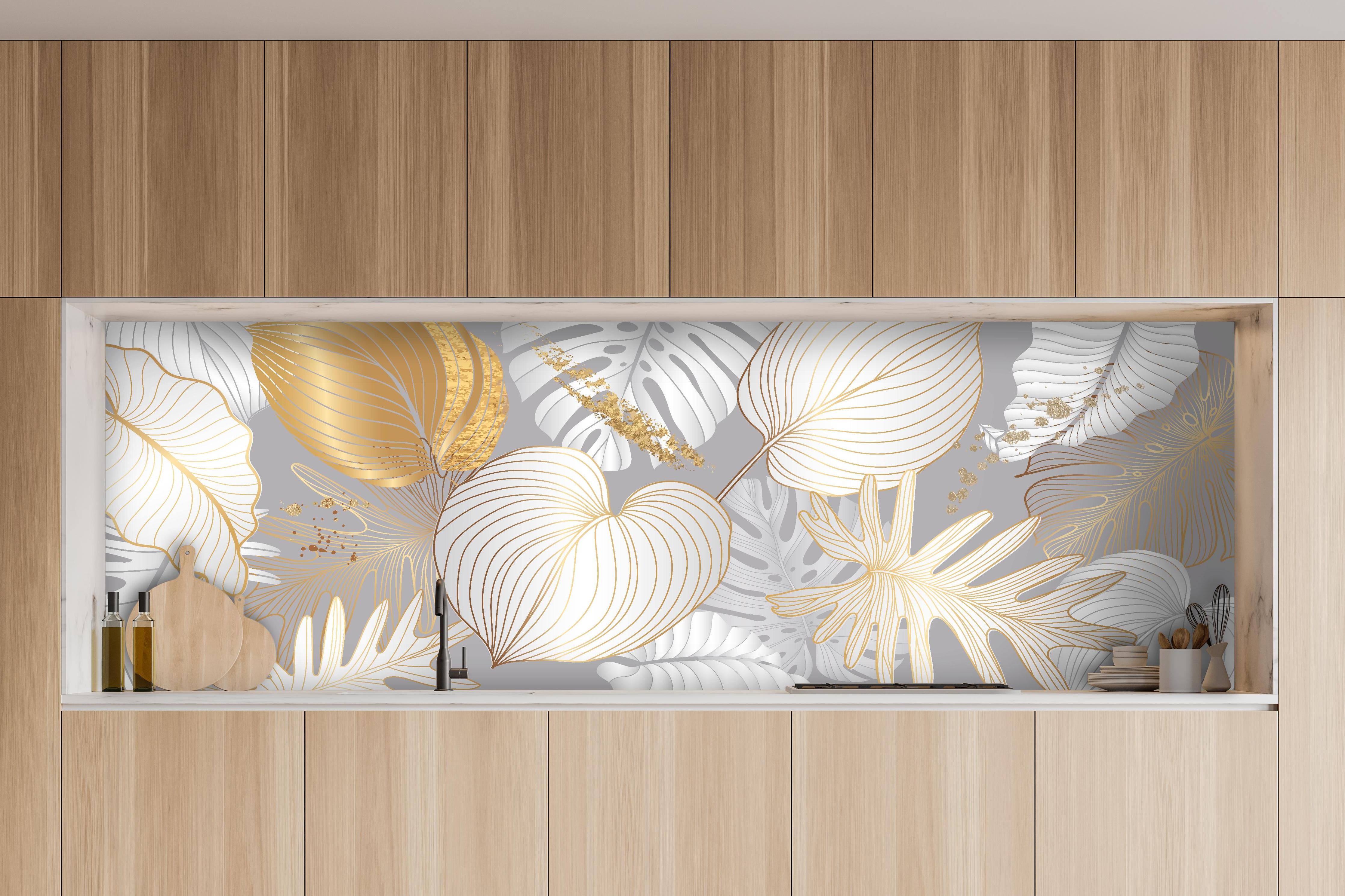 Küche - Luxuriöses Gold-Grau-Blatt-Muster hinter weißen Hochglanz-Küchenregalen und schwarzem Wasserhahn