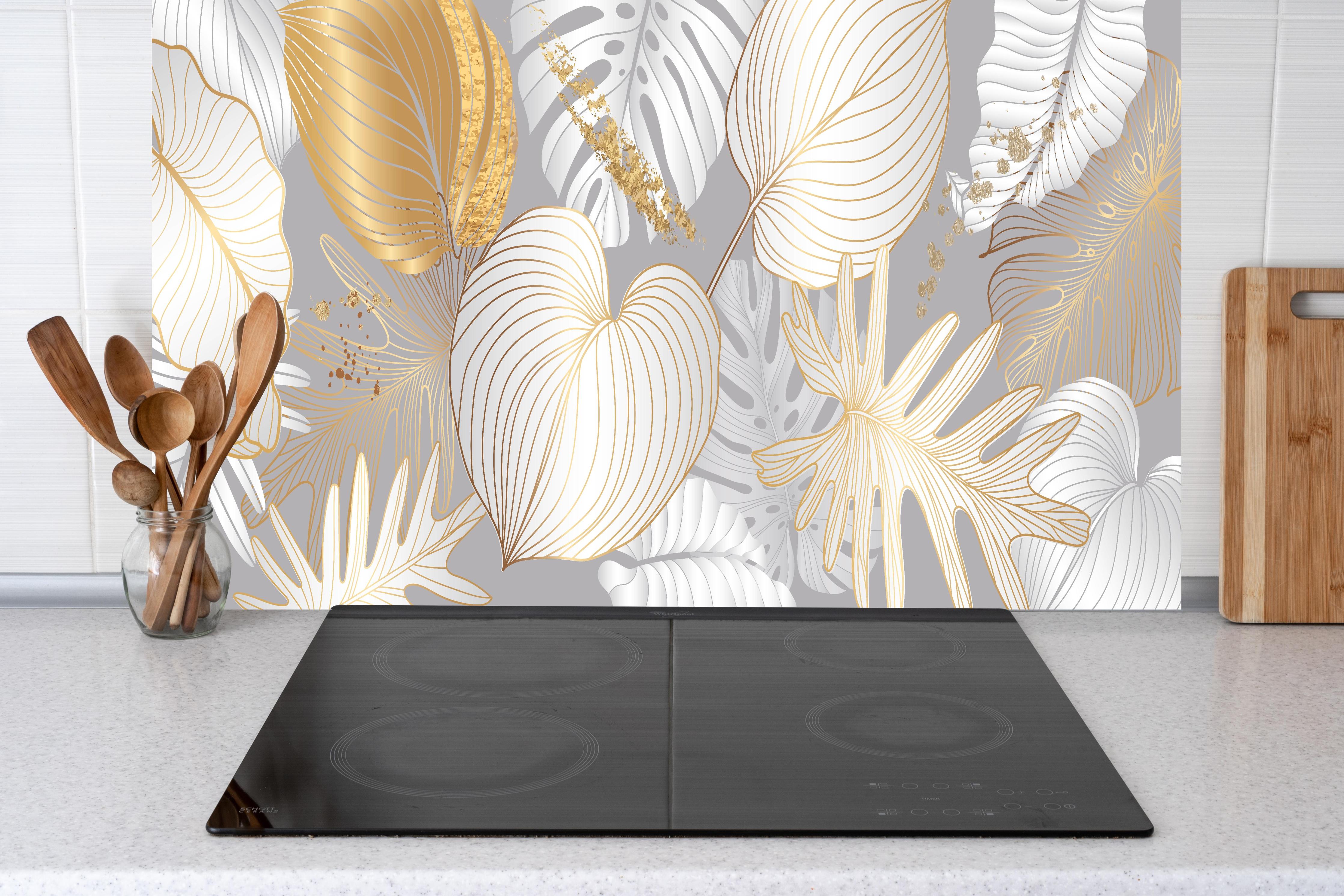 Küche - Luxuriöses Gold-Grau-Blatt-Muster hinter weißen Hochglanz-Küchenregalen und schwarzem Wasserhahn