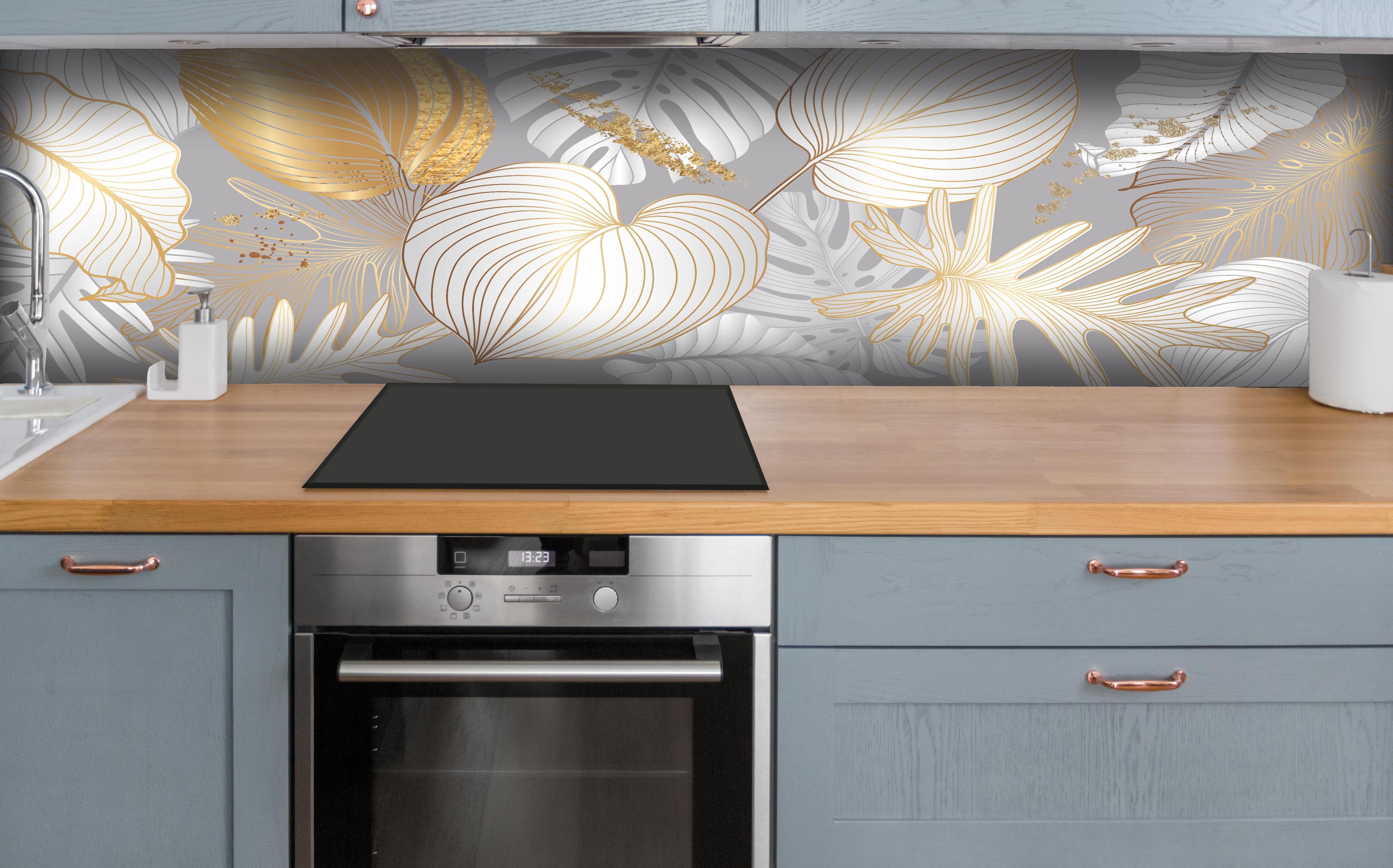 Küche - Luxuriöses Gold-Grau-Blatt-Muster hinter weißen Hochglanz-Küchenregalen und schwarzem Wasserhahn