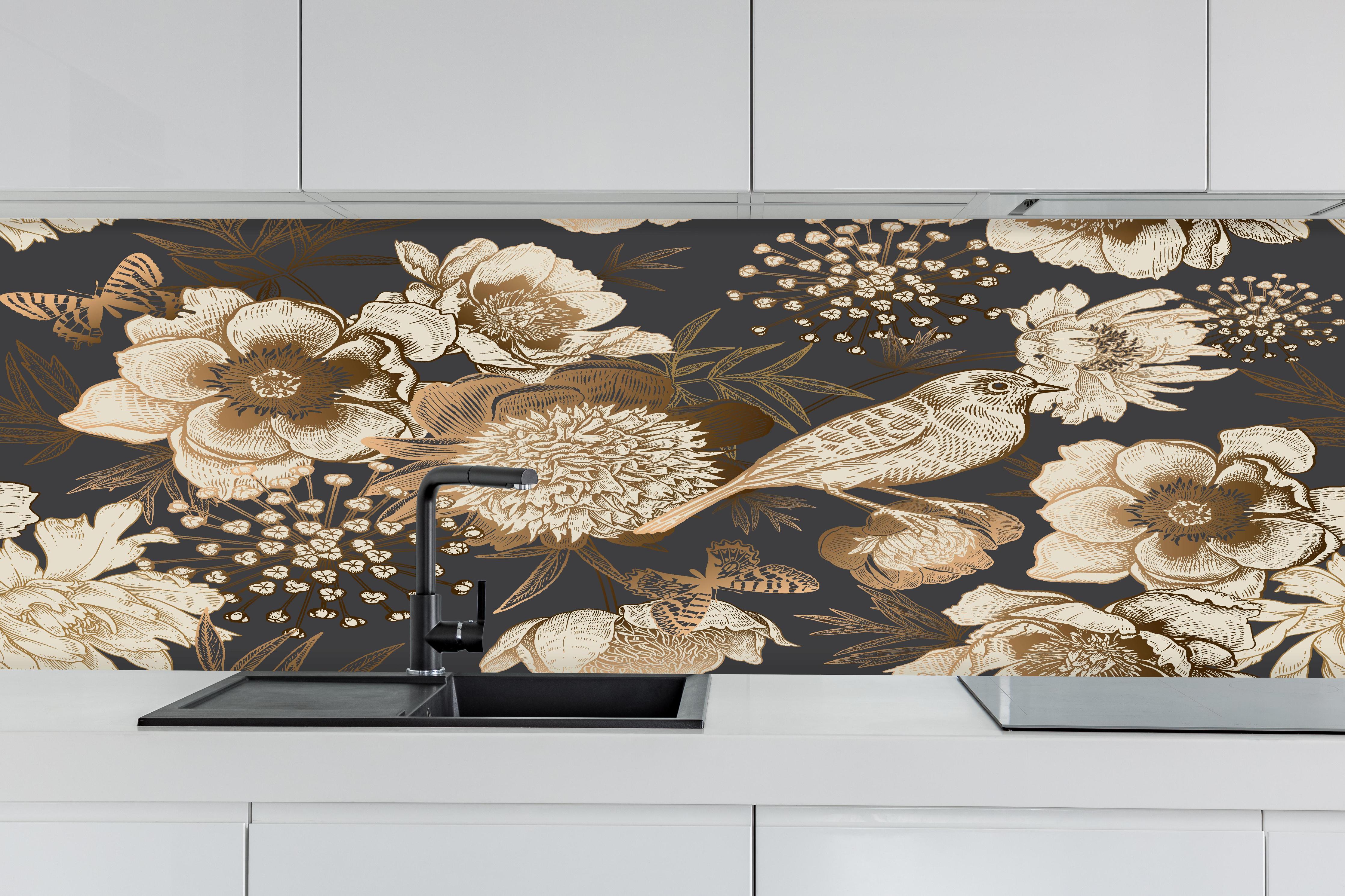 Küche - Luxuriöses Goldbraun Pfau & Blumen Muster hinter weißen Hochglanz-Küchenregalen und schwarzem Wasserhahn