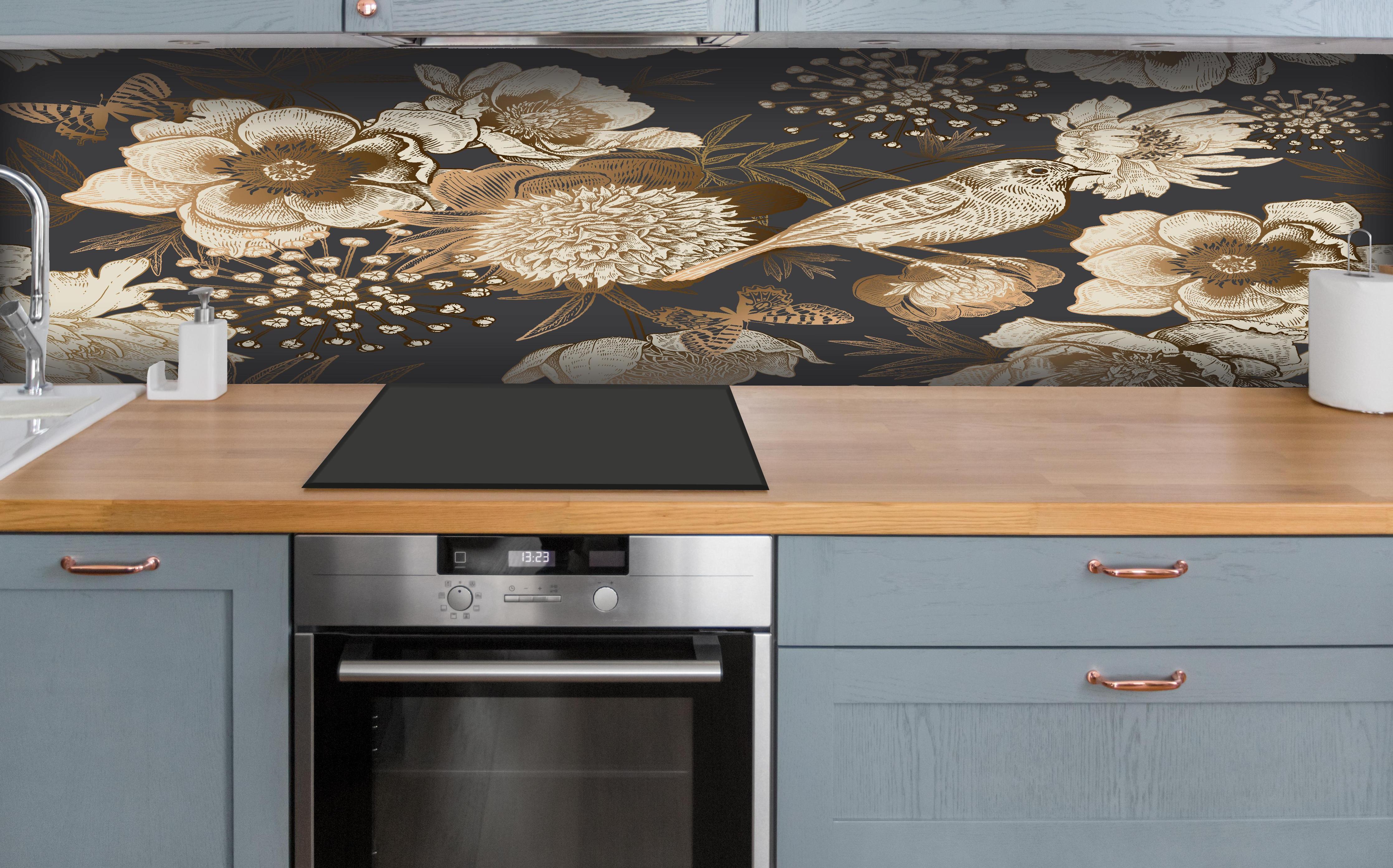 Küche - Luxuriöses Goldbraun Pfau & Blumen Muster hinter weißen Hochglanz-Küchenregalen und schwarzem Wasserhahn