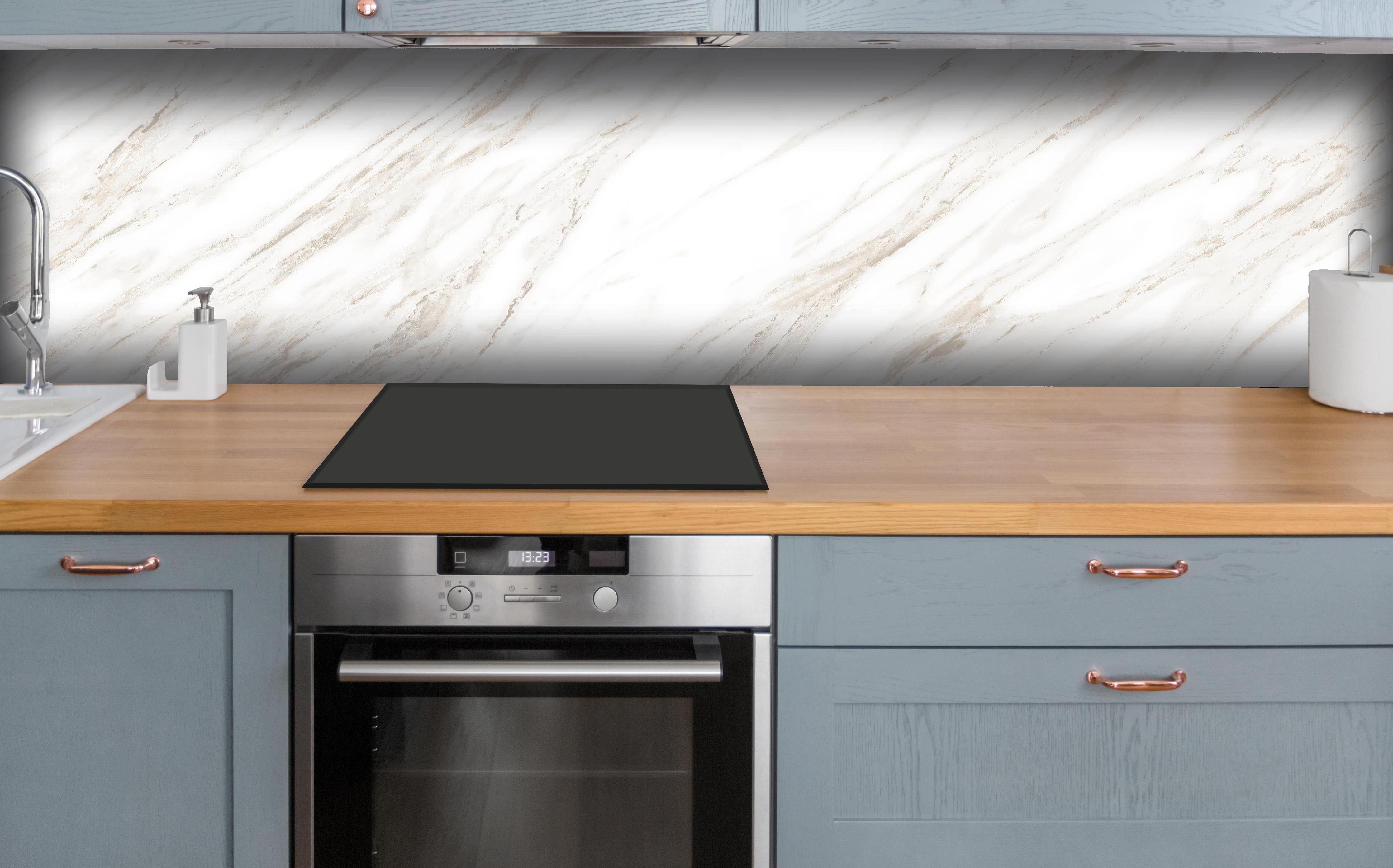 Küche - Luxuriöses Marmor Design hinter weißen Hochglanz-Küchenregalen und schwarzem Wasserhahn