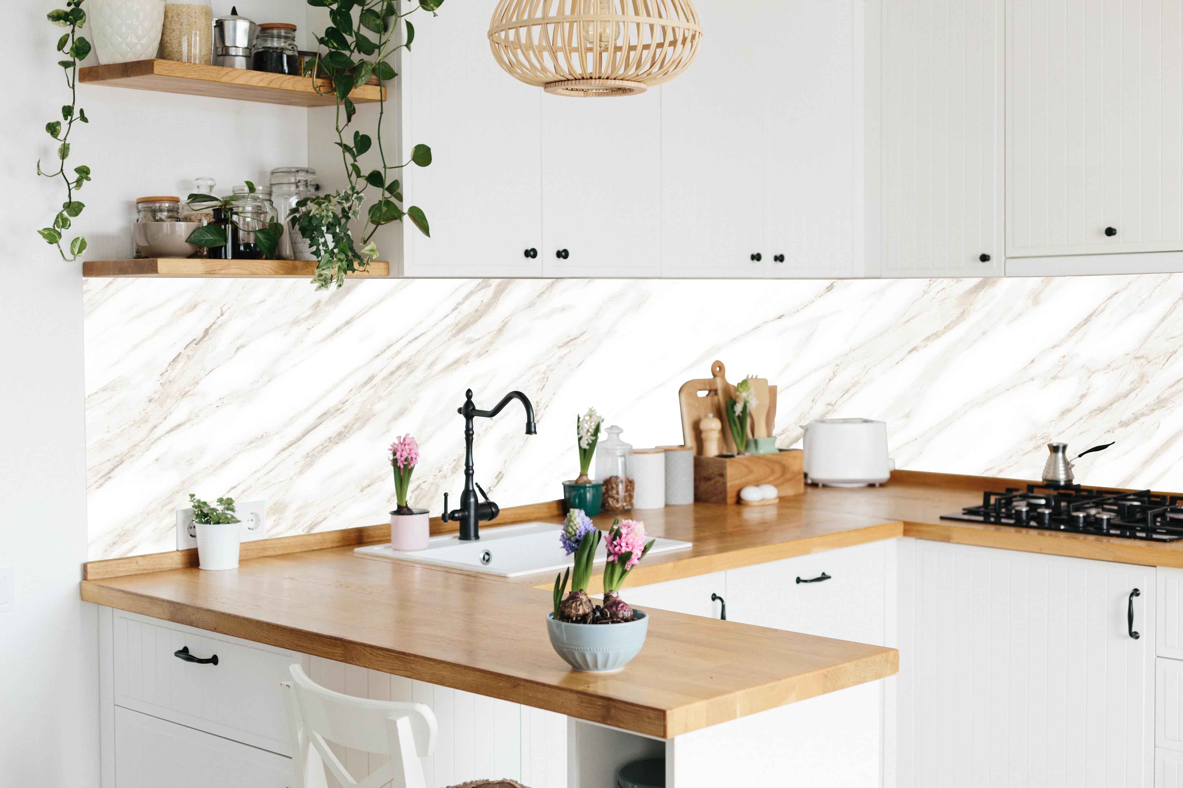 Küche - Luxuriöses Marmor Design hinter weißen Hochglanz-Küchenregalen und schwarzem Wasserhahn