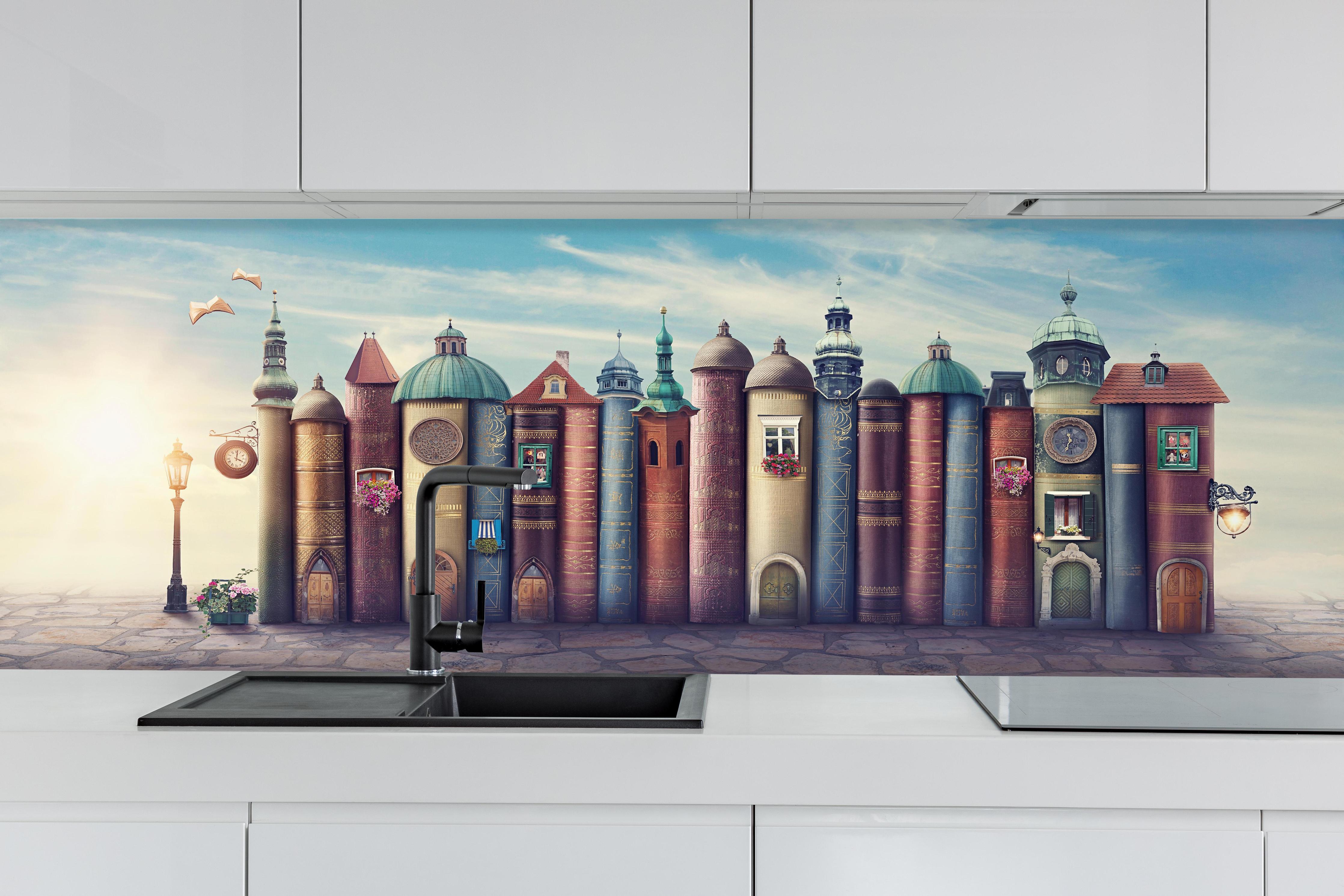 Küche - Magische Stadt aus Büchern hinter weißen Hochglanz-Küchenregalen und schwarzem Wasserhahn