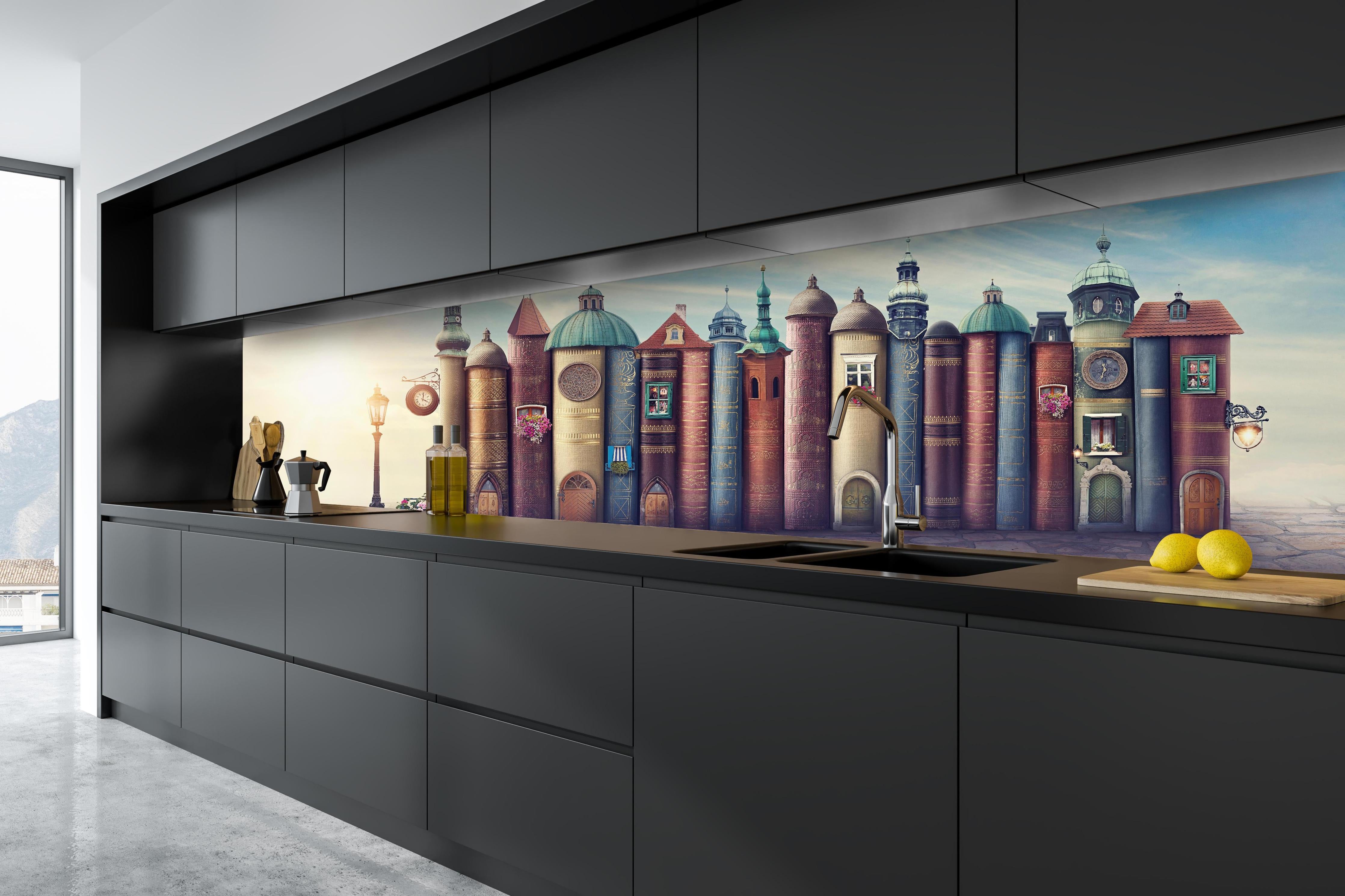 Küche - Magische Stadt aus Büchern hinter weißen Hochglanz-Küchenregalen und schwarzem Wasserhahn