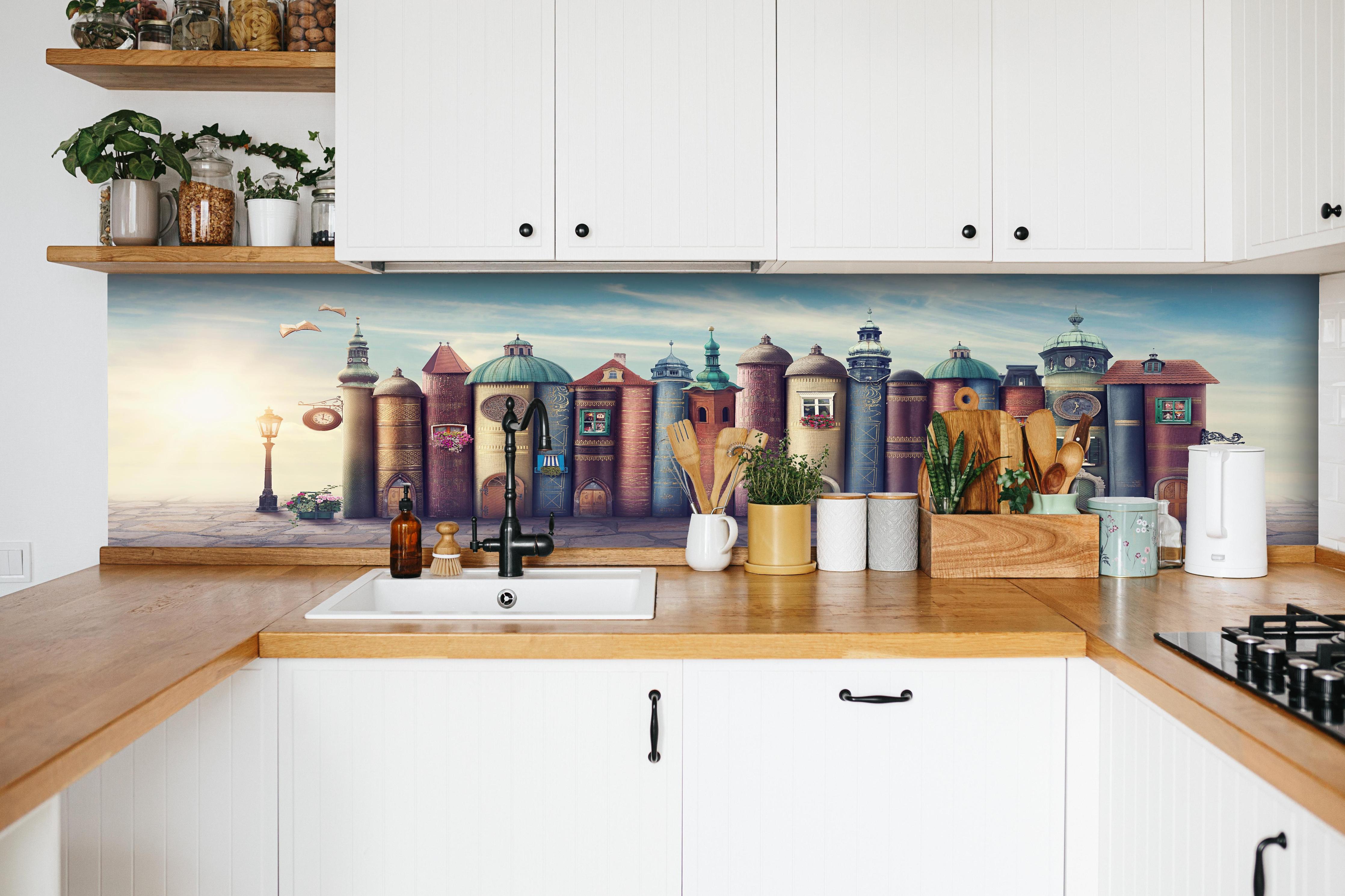 Küche - Magische Stadt aus Büchern hinter weißen Hochglanz-Küchenregalen und schwarzem Wasserhahn