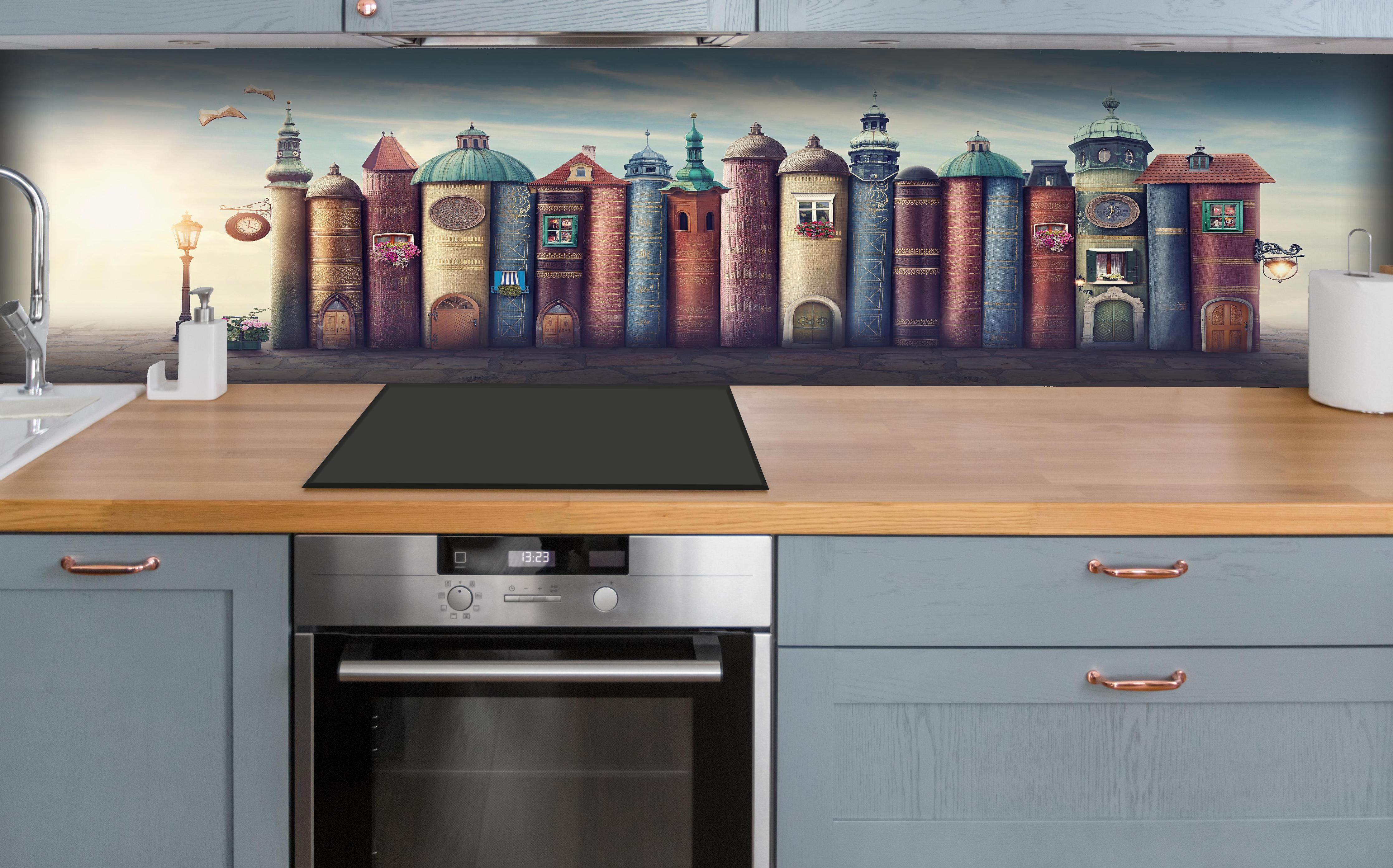 Küche - Magische Stadt aus Büchern hinter weißen Hochglanz-Küchenregalen und schwarzem Wasserhahn