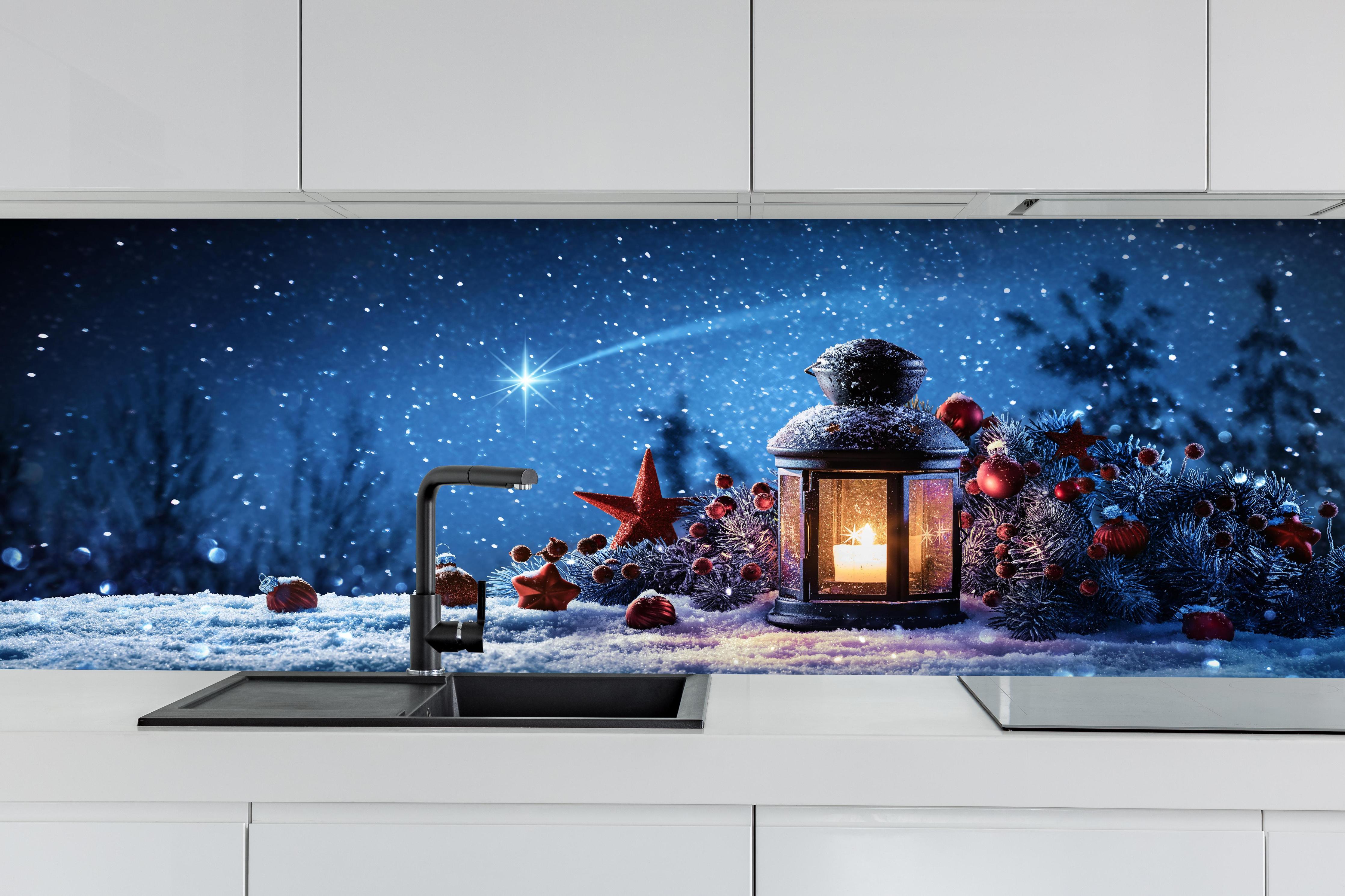 Küche - Magische Weihnachtsnacht mit Sternschnuppen hinter weißen Hochglanz-Küchenregalen und schwarzem Wasserhahn