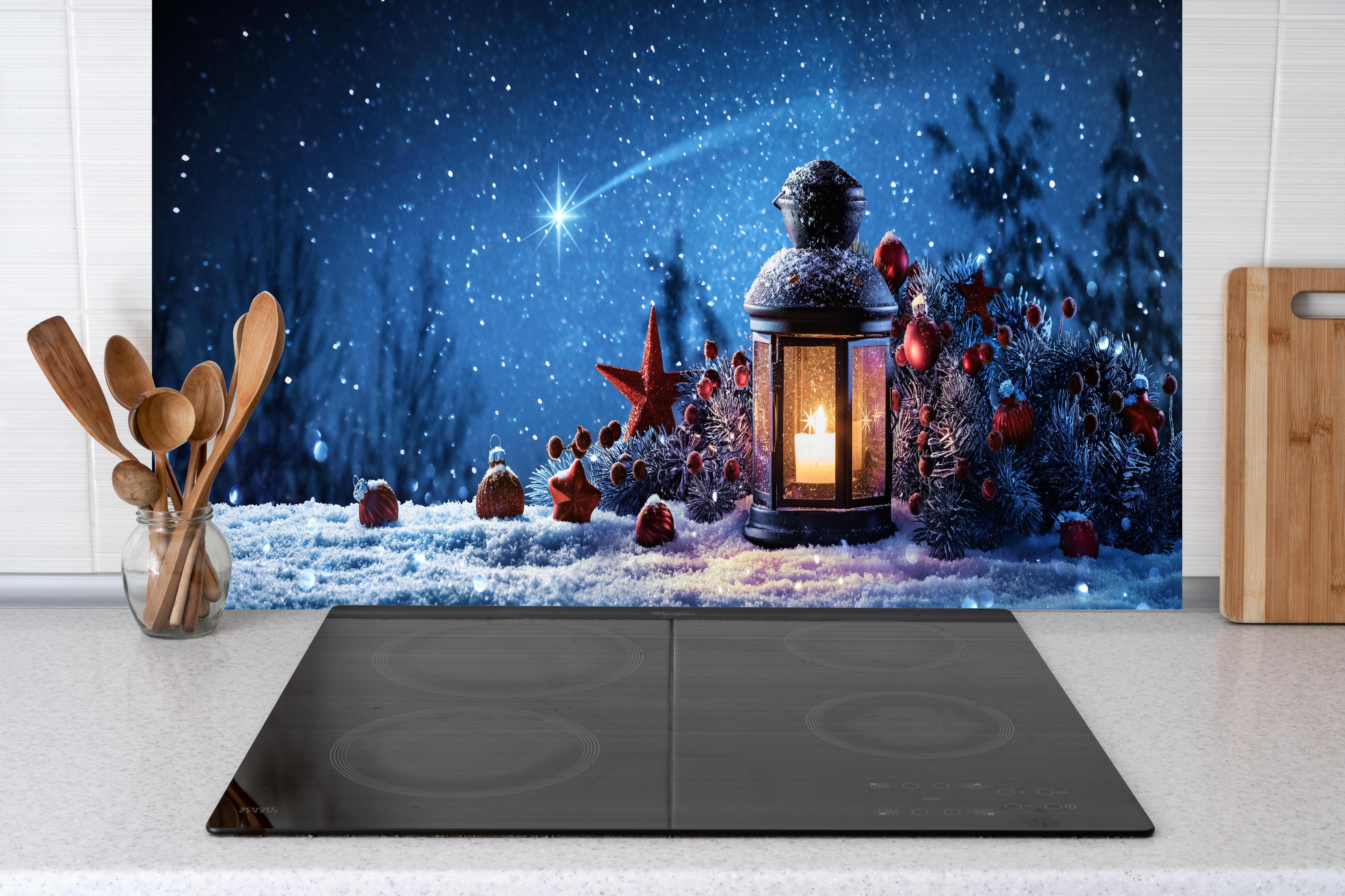 Küche - Magische Weihnachtsnacht mit Sternschnuppen hinter weißen Hochglanz-Küchenregalen und schwarzem Wasserhahn