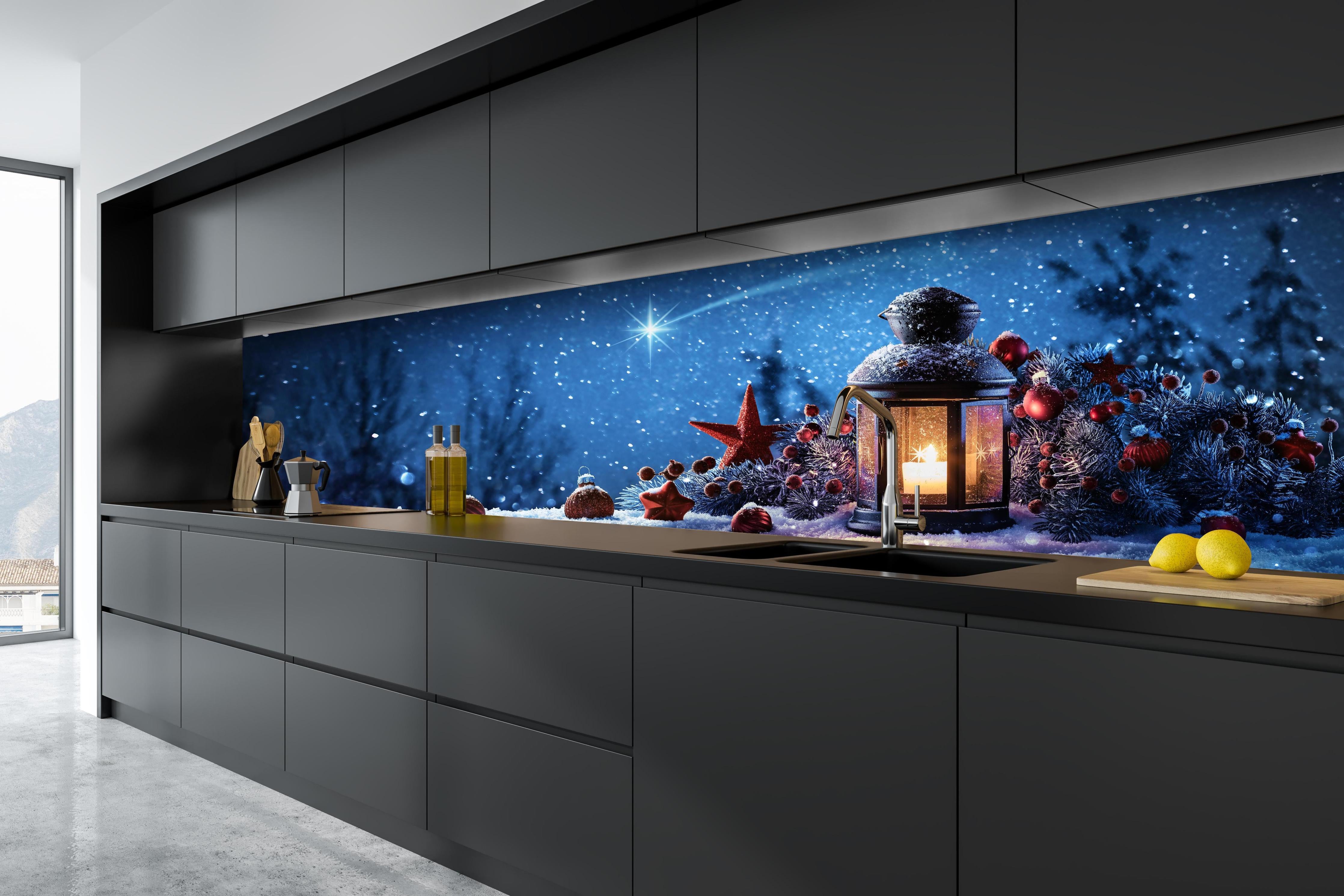 Küche - Magische Weihnachtsnacht mit Sternschnuppen hinter weißen Hochglanz-Küchenregalen und schwarzem Wasserhahn