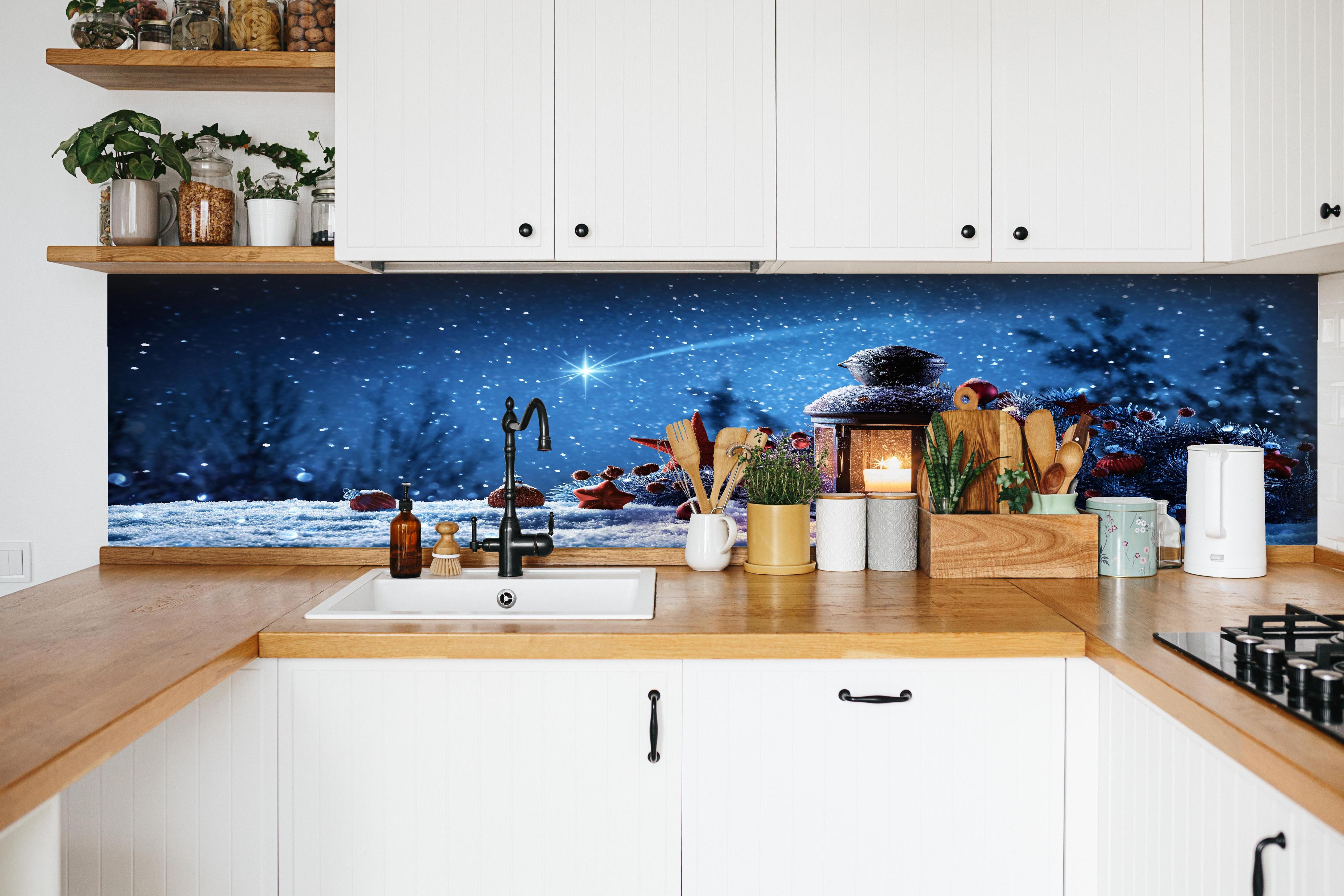Küche - Magische Weihnachtsnacht mit Sternschnuppen hinter weißen Hochglanz-Küchenregalen und schwarzem Wasserhahn
