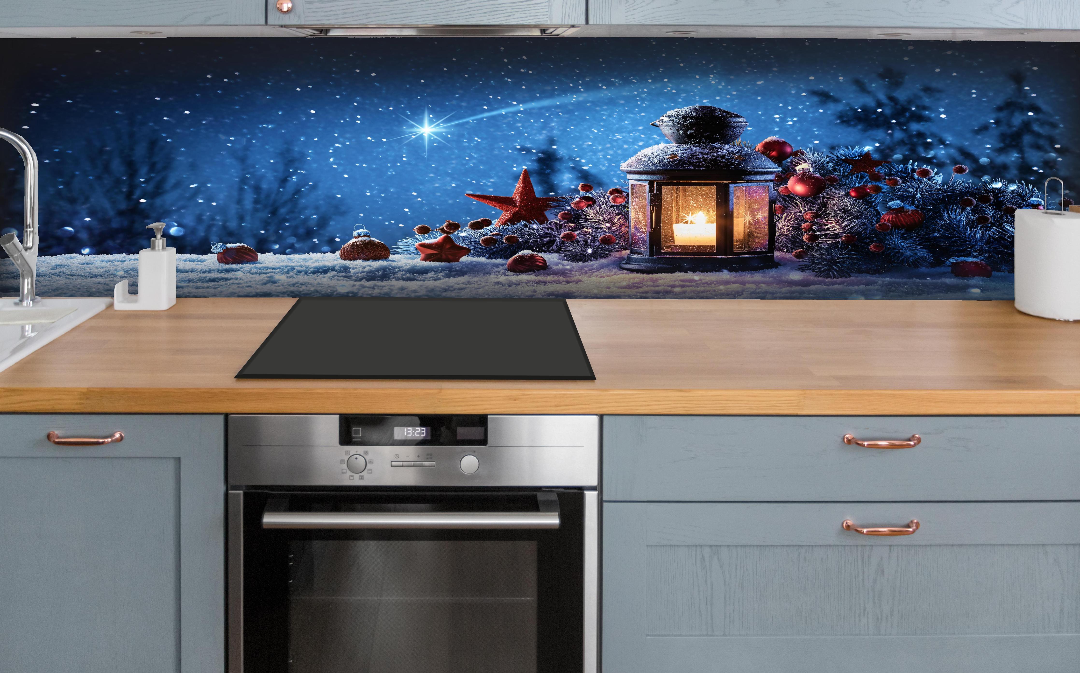 Küche - Magische Weihnachtsnacht mit Sternschnuppen hinter weißen Hochglanz-Küchenregalen und schwarzem Wasserhahn