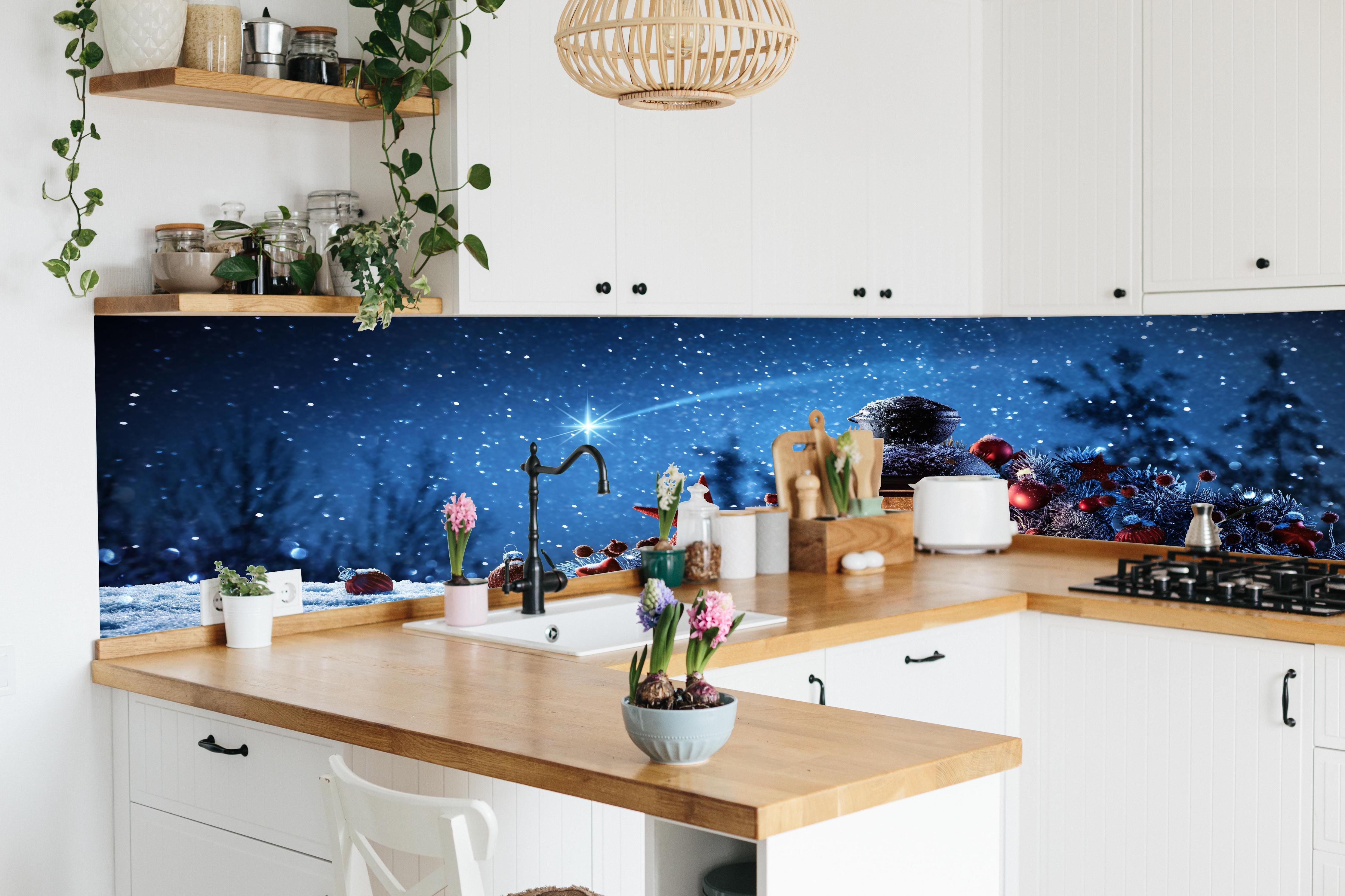 Küche - Magische Weihnachtsnacht mit Sternschnuppen hinter weißen Hochglanz-Küchenregalen und schwarzem Wasserhahn