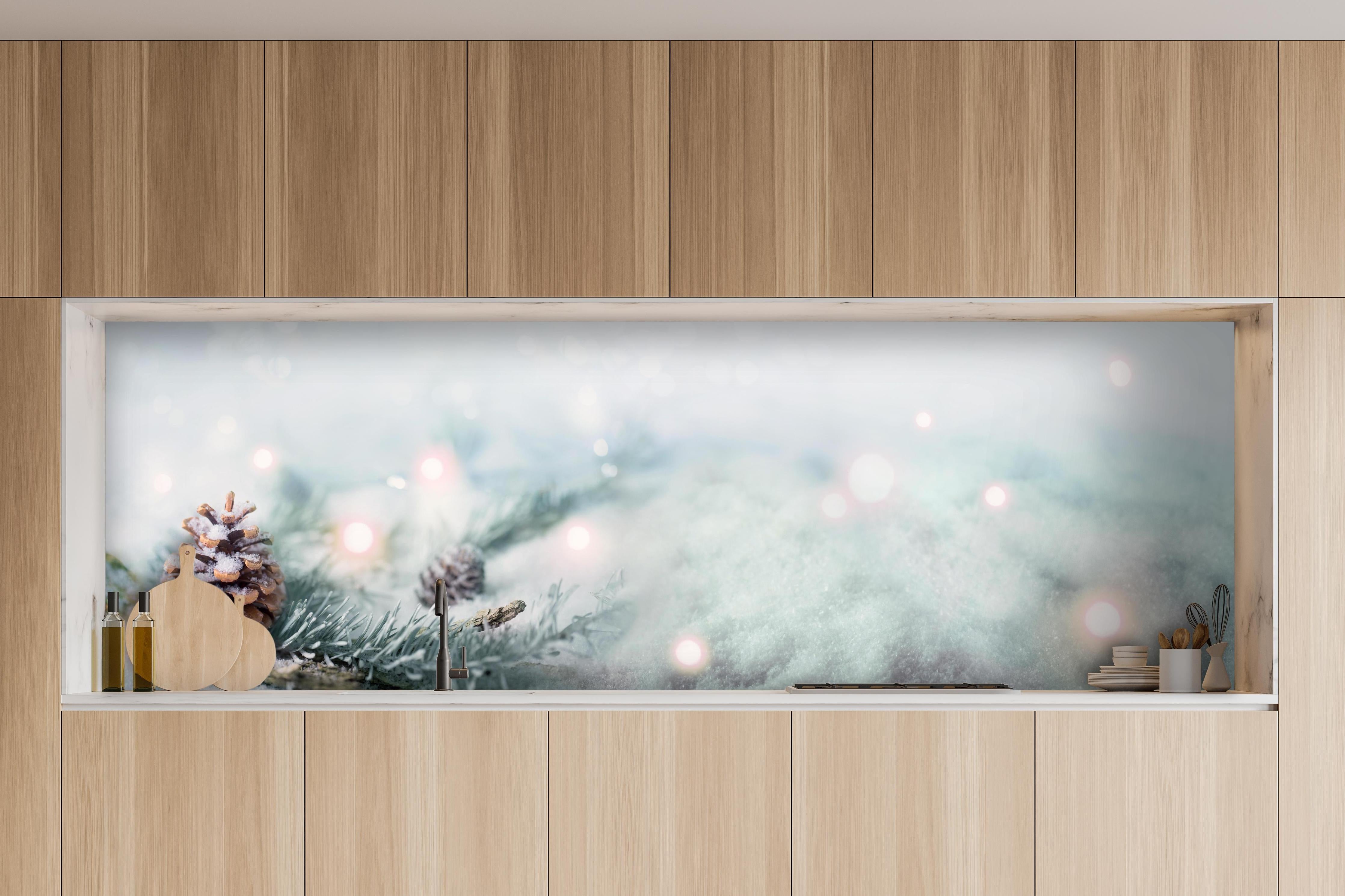 Küche - Magische Winterlandschaft in Weiß und Grau hinter weißen Hochglanz-Küchenregalen und schwarzem Wasserhahn