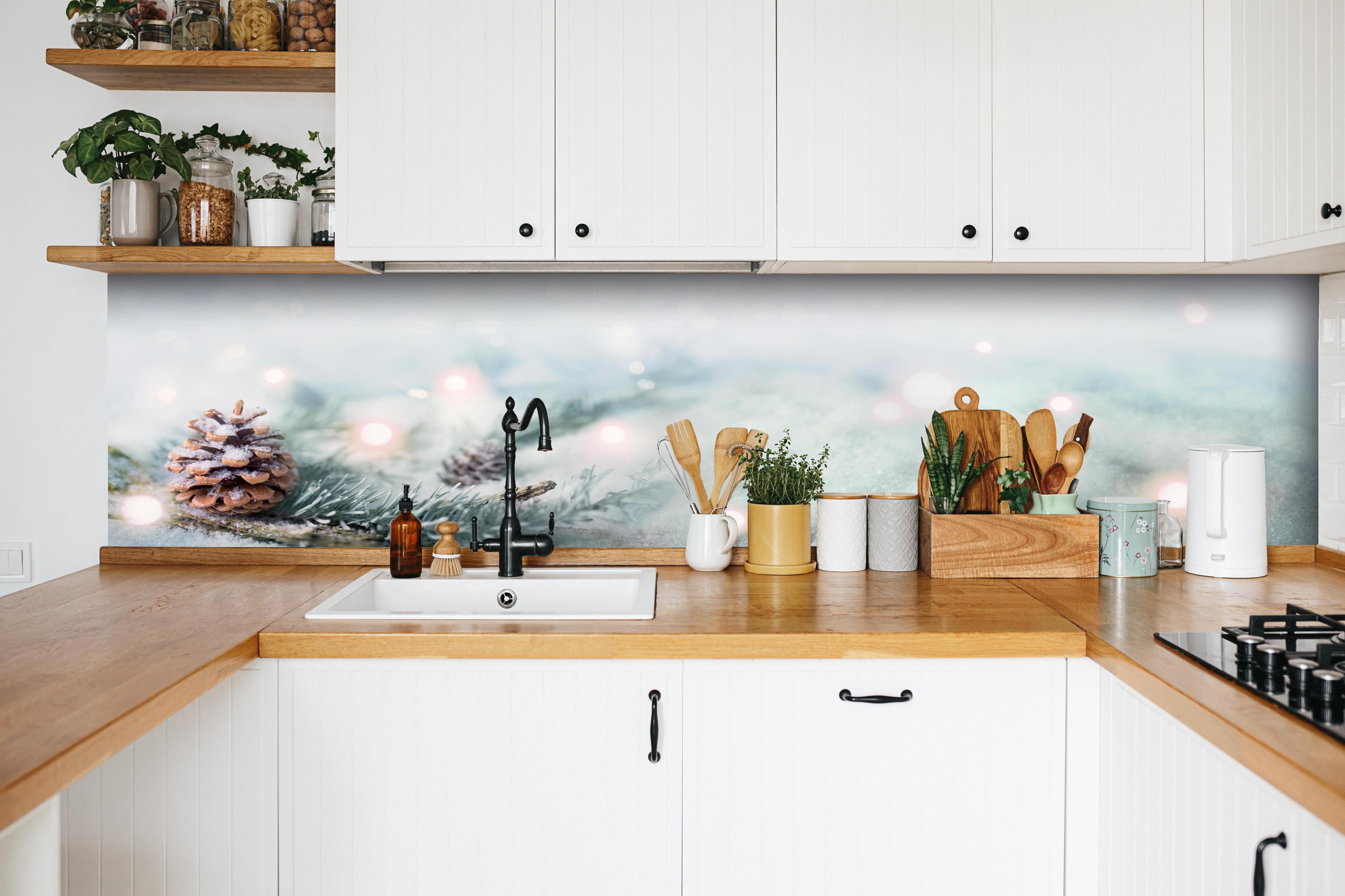 Küche - Magische Winterlandschaft in Weiß und Grau hinter weißen Hochglanz-Küchenregalen und schwarzem Wasserhahn