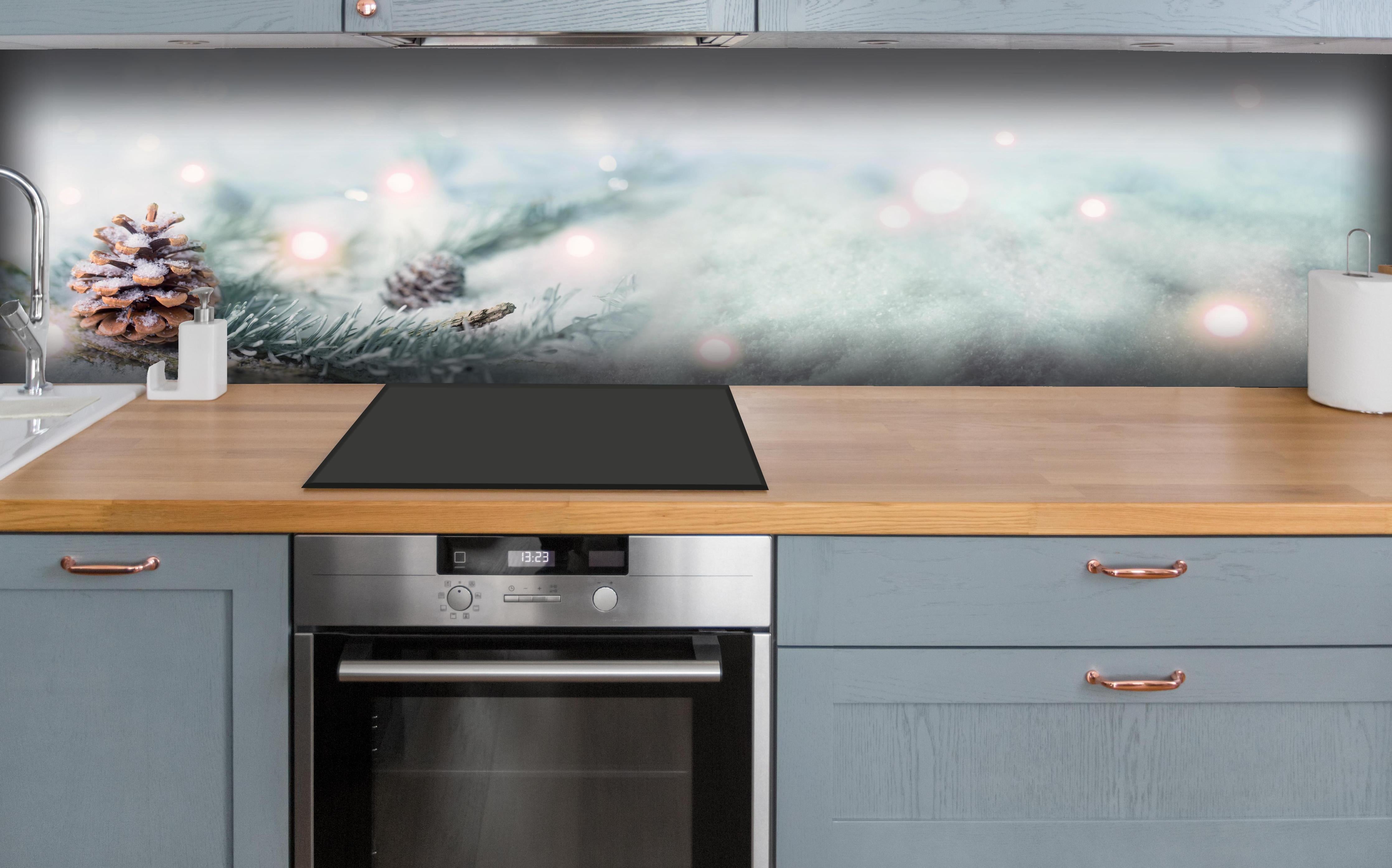 Küche - Magische Winterlandschaft in Weiß und Grau hinter weißen Hochglanz-Küchenregalen und schwarzem Wasserhahn