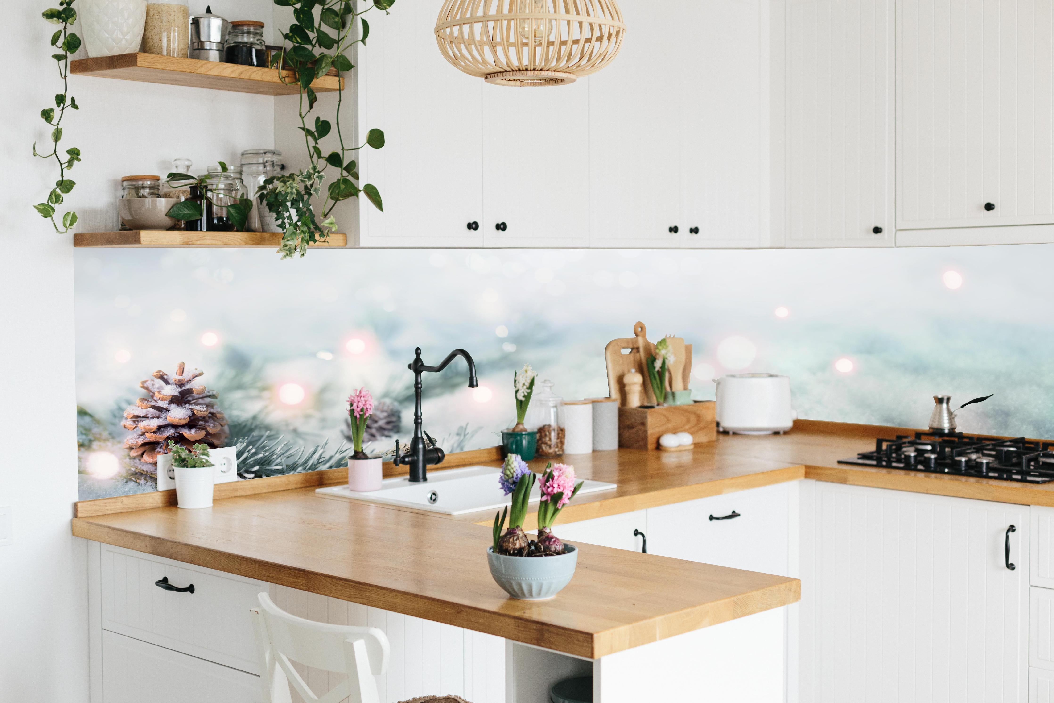 Küche - Magische Winterlandschaft in Weiß und Grau hinter weißen Hochglanz-Küchenregalen und schwarzem Wasserhahn