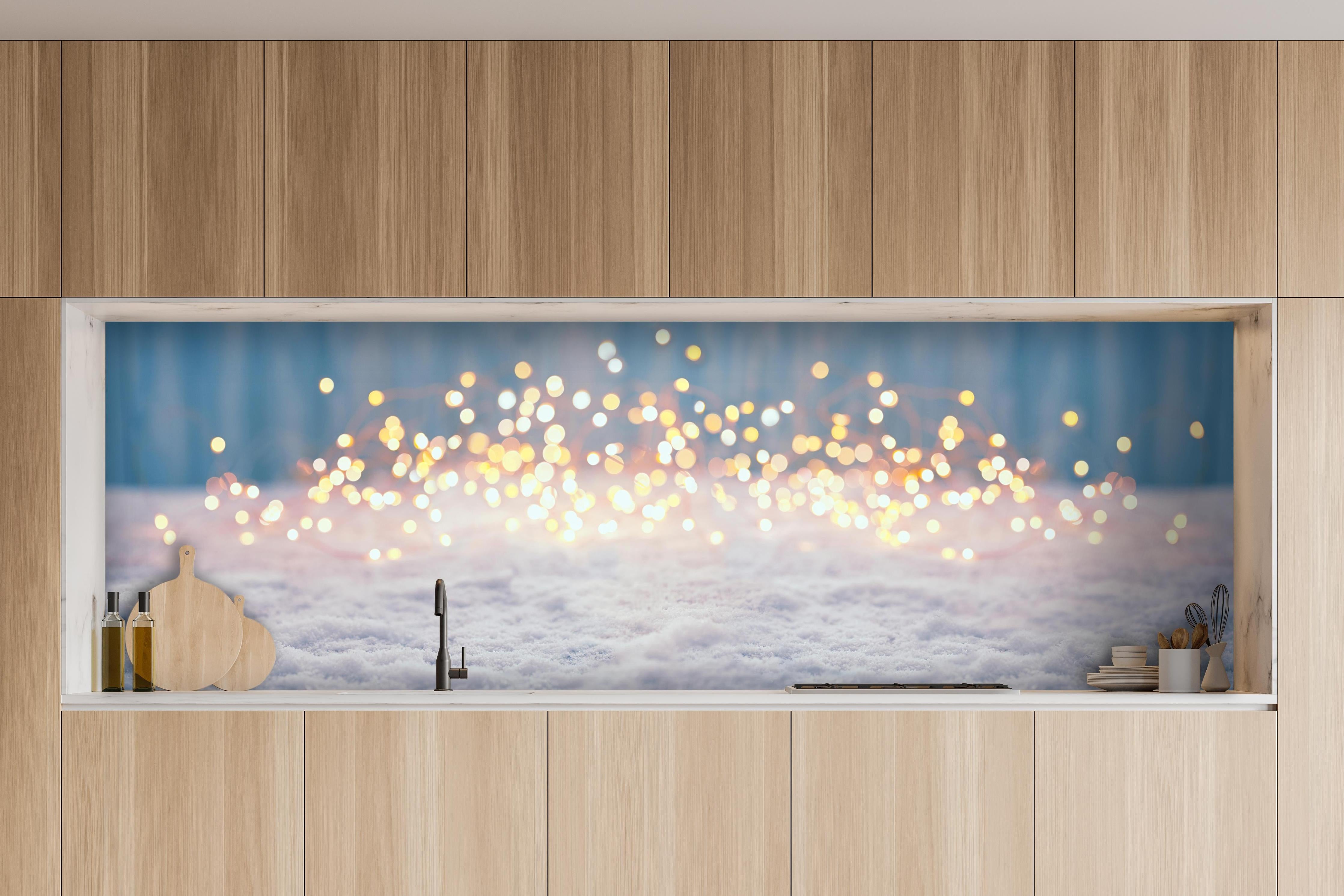 Küche - Magische Winterlandschaft mit goldenem Bokeh hinter weißen Hochglanz-Küchenregalen und schwarzem Wasserhahn