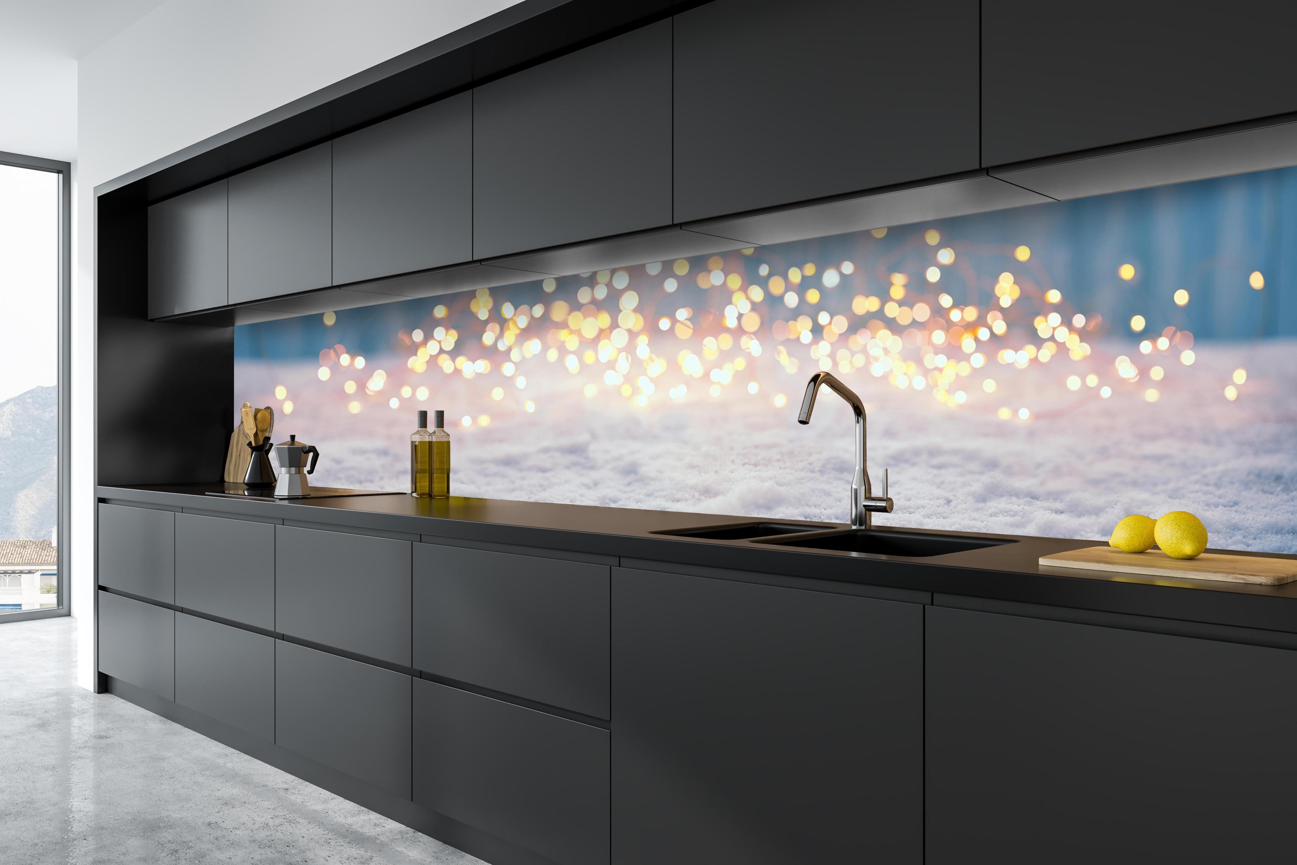 Küche - Magische Winterlandschaft mit goldenem Bokeh hinter weißen Hochglanz-Küchenregalen und schwarzem Wasserhahn