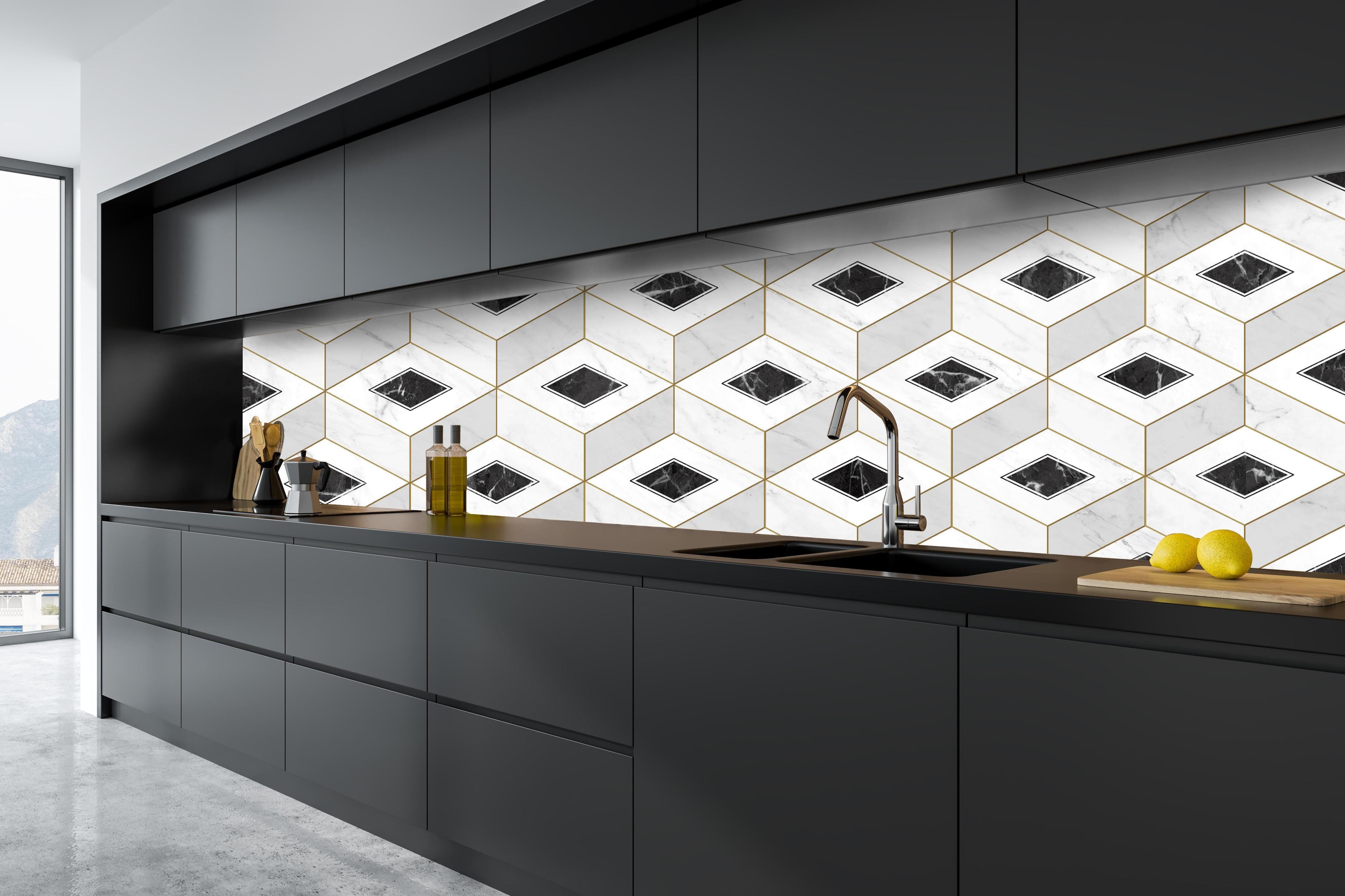 Küche - Marmor Textur - 3D Design hinter weißen Hochglanz-Küchenregalen und schwarzem Wasserhahn