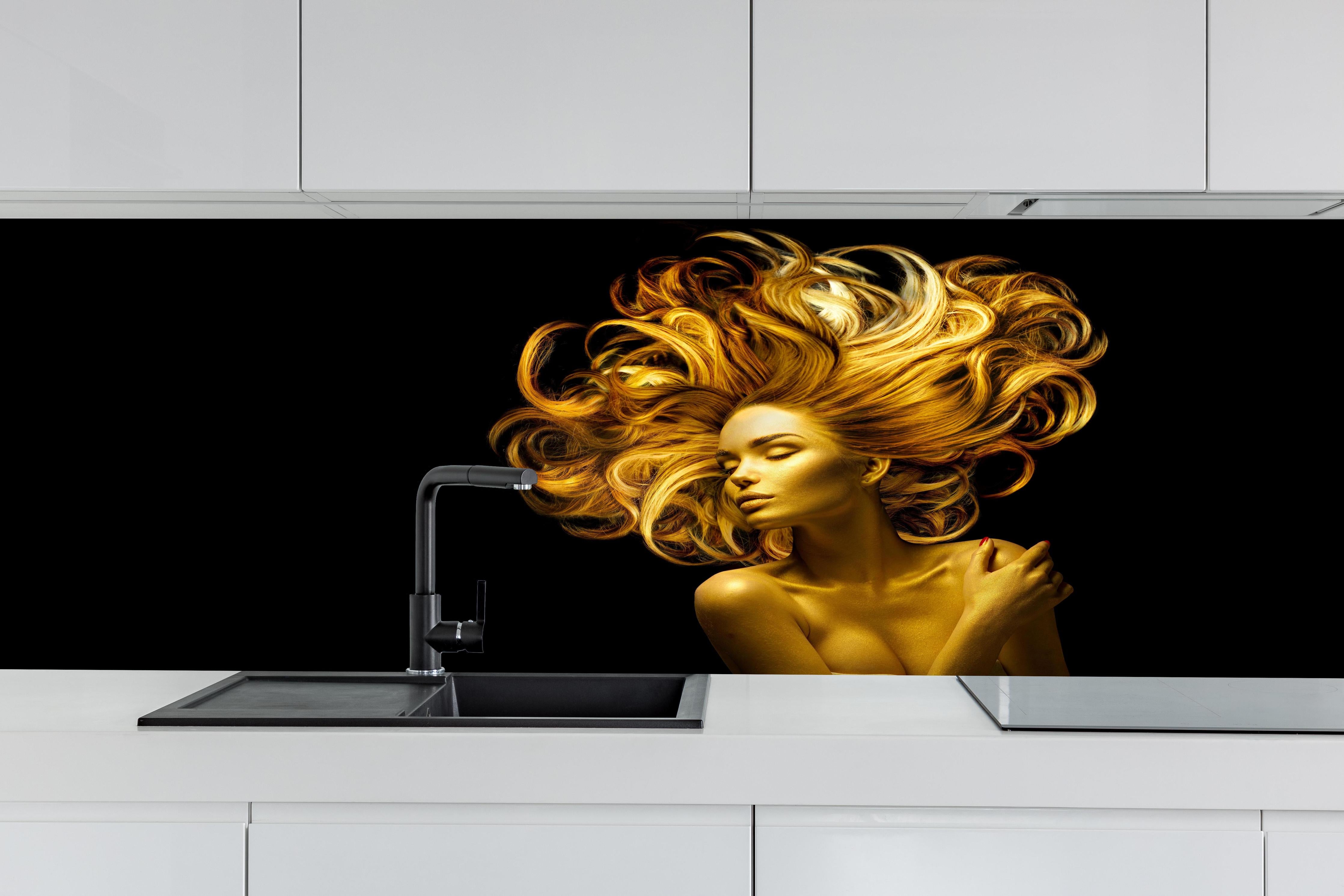 Küche - Model in Gold hinter weißen Hochglanz-Küchenregalen und schwarzem Wasserhahn