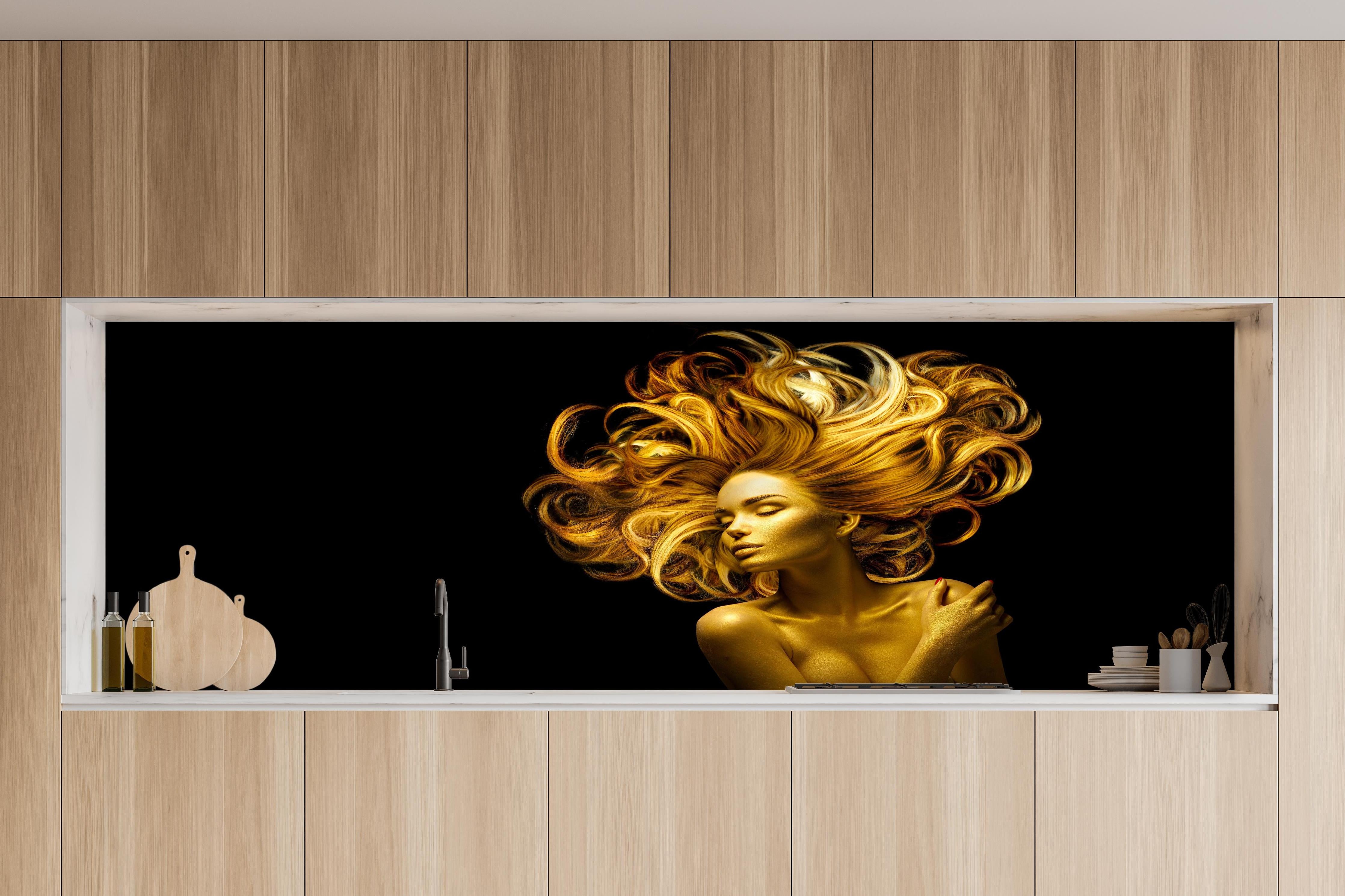 Küche - Model in Gold hinter weißen Hochglanz-Küchenregalen und schwarzem Wasserhahn