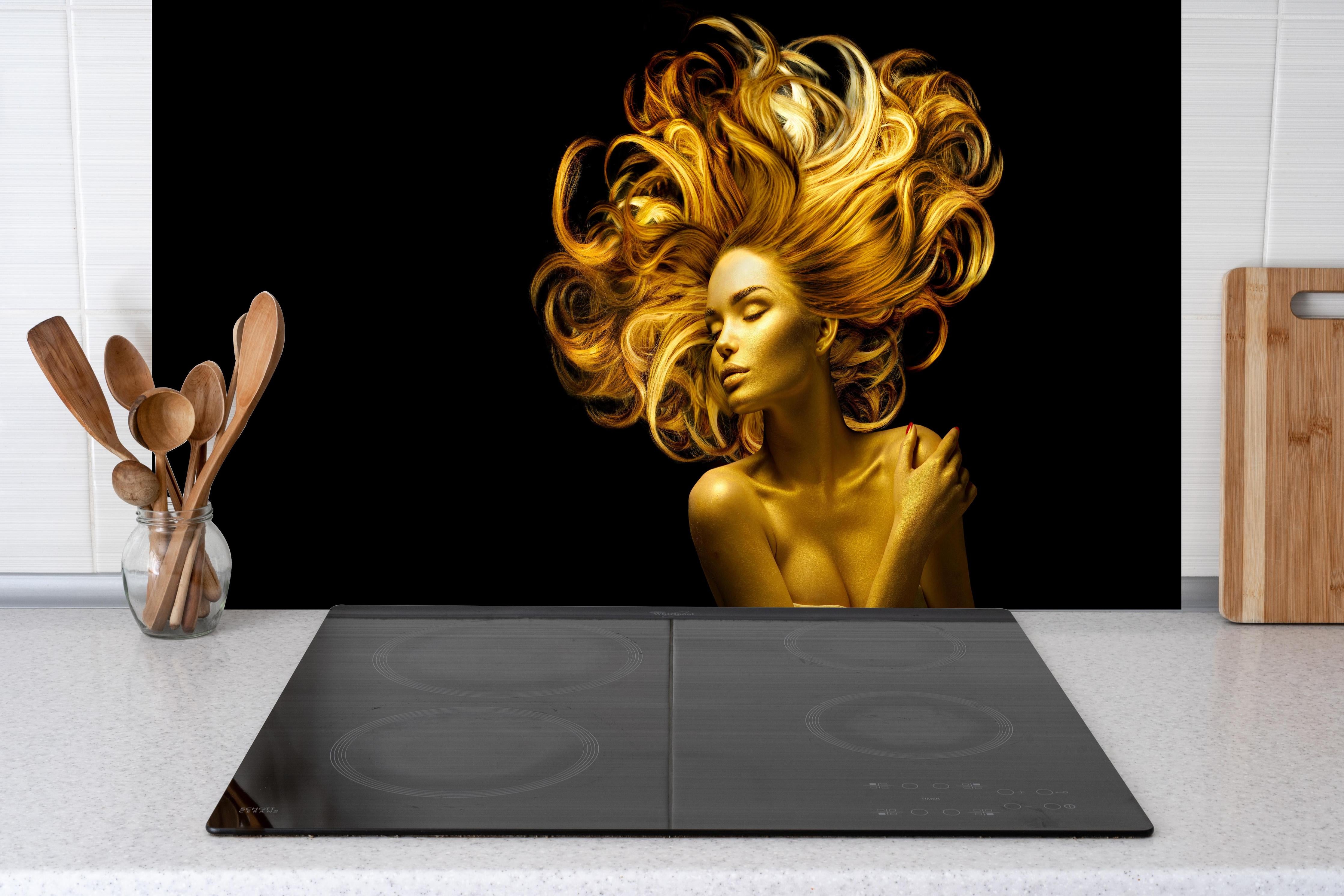 Küche - Model in Gold hinter weißen Hochglanz-Küchenregalen und schwarzem Wasserhahn