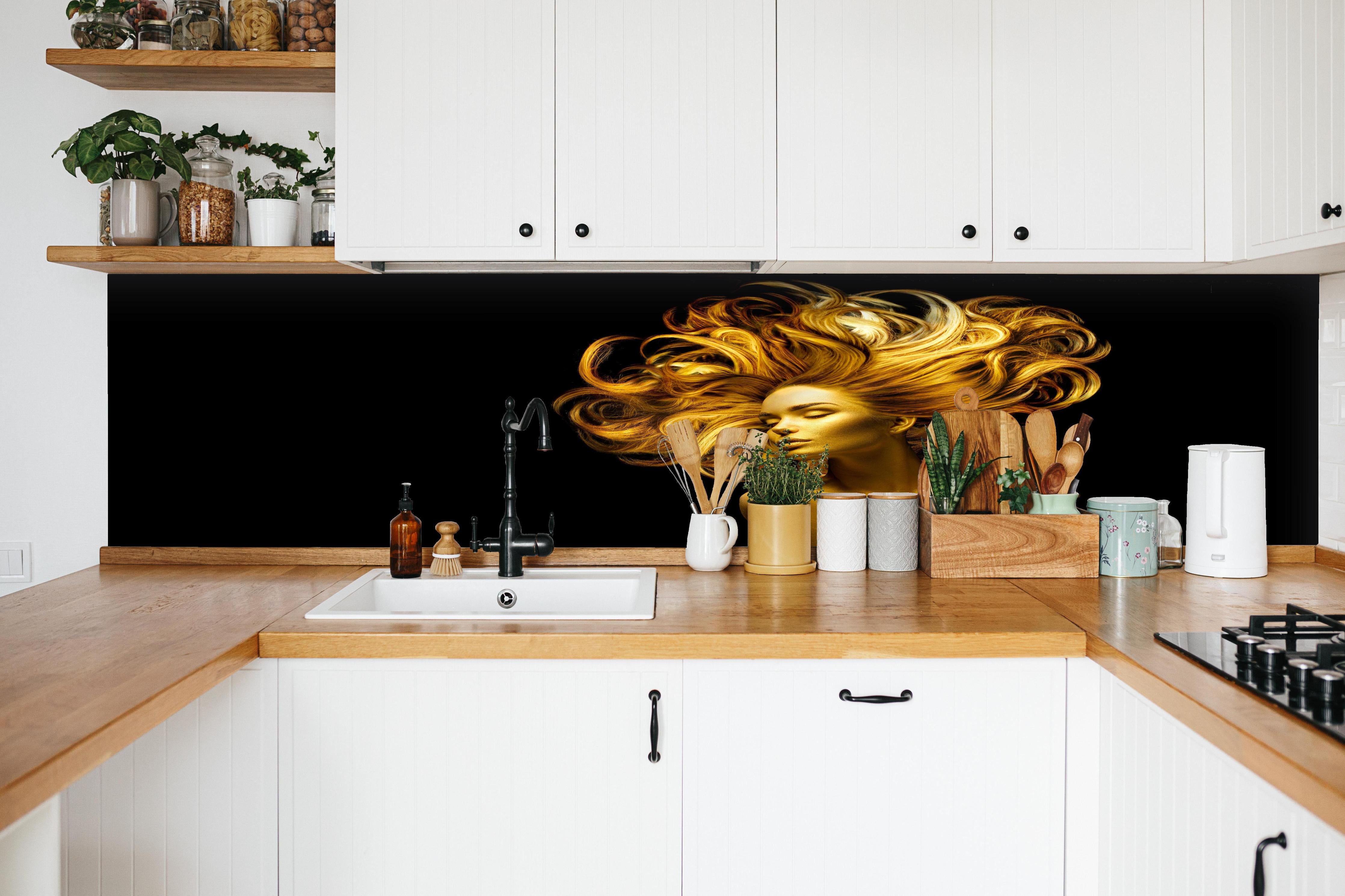 Küche - Model in Gold hinter weißen Hochglanz-Küchenregalen und schwarzem Wasserhahn