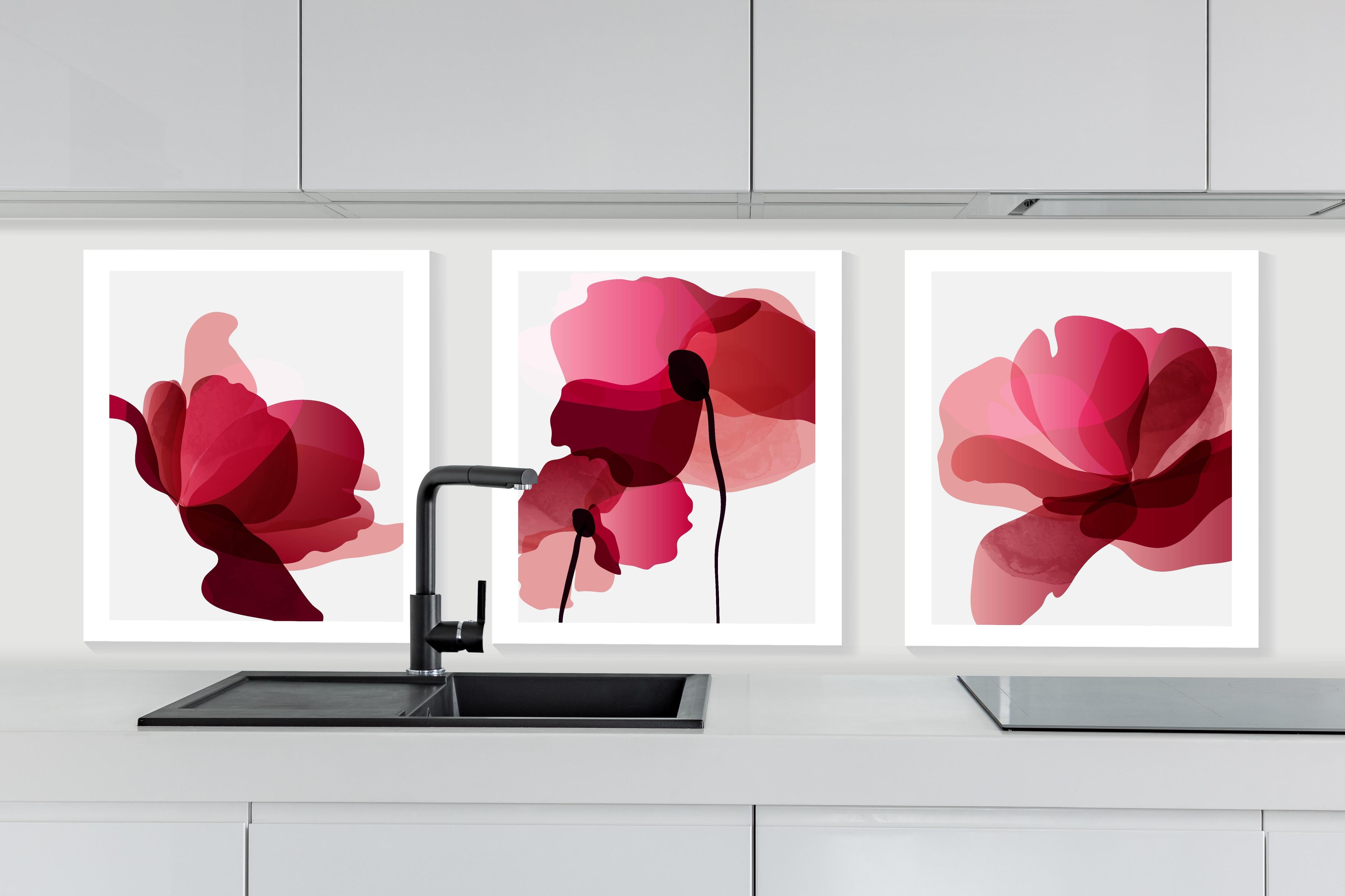Küche - Moderne Abstrakte Blumen in Rot-Pink hinter weißen Hochglanz-Küchenregalen und schwarzem Wasserhahn