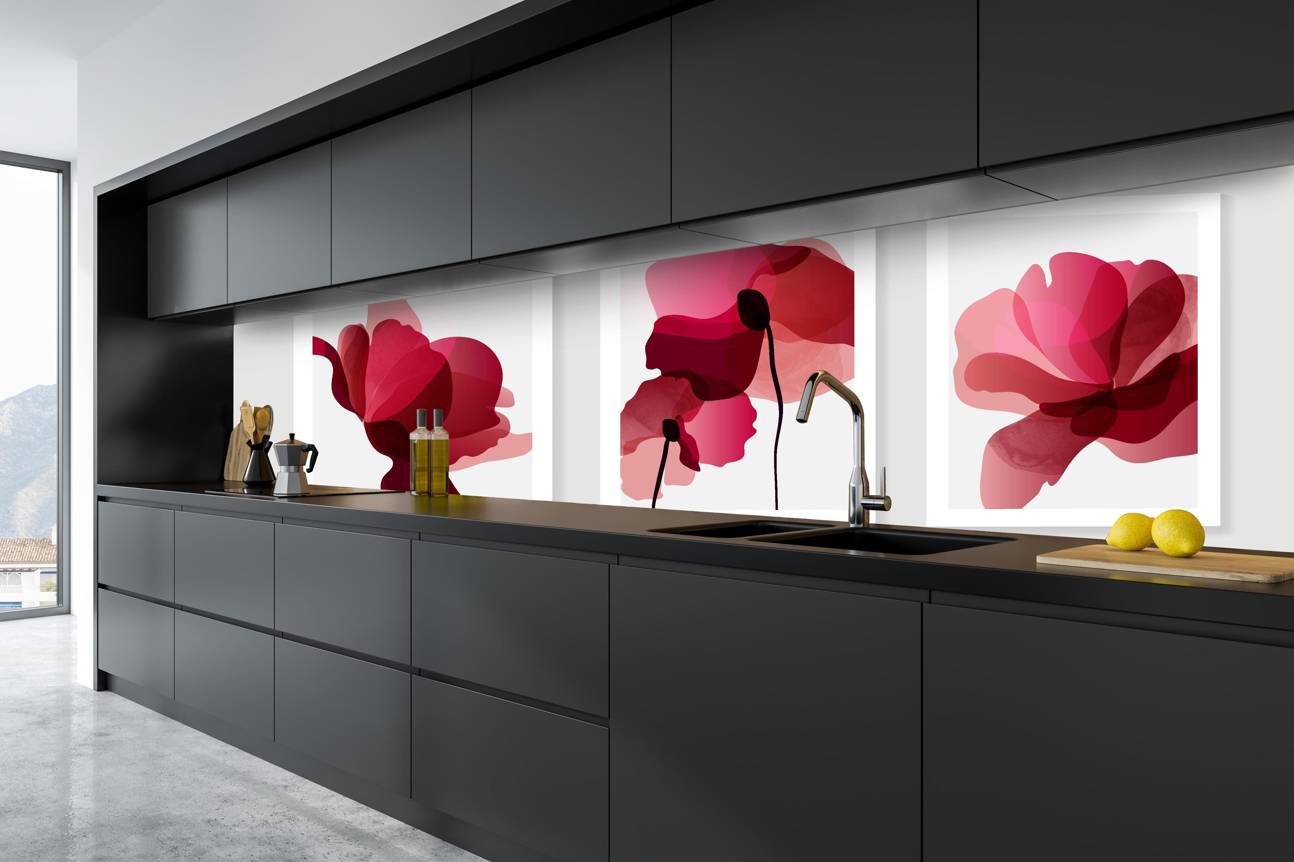 Küche - Moderne Abstrakte Blumen in Rot-Pink hinter weißen Hochglanz-Küchenregalen und schwarzem Wasserhahn