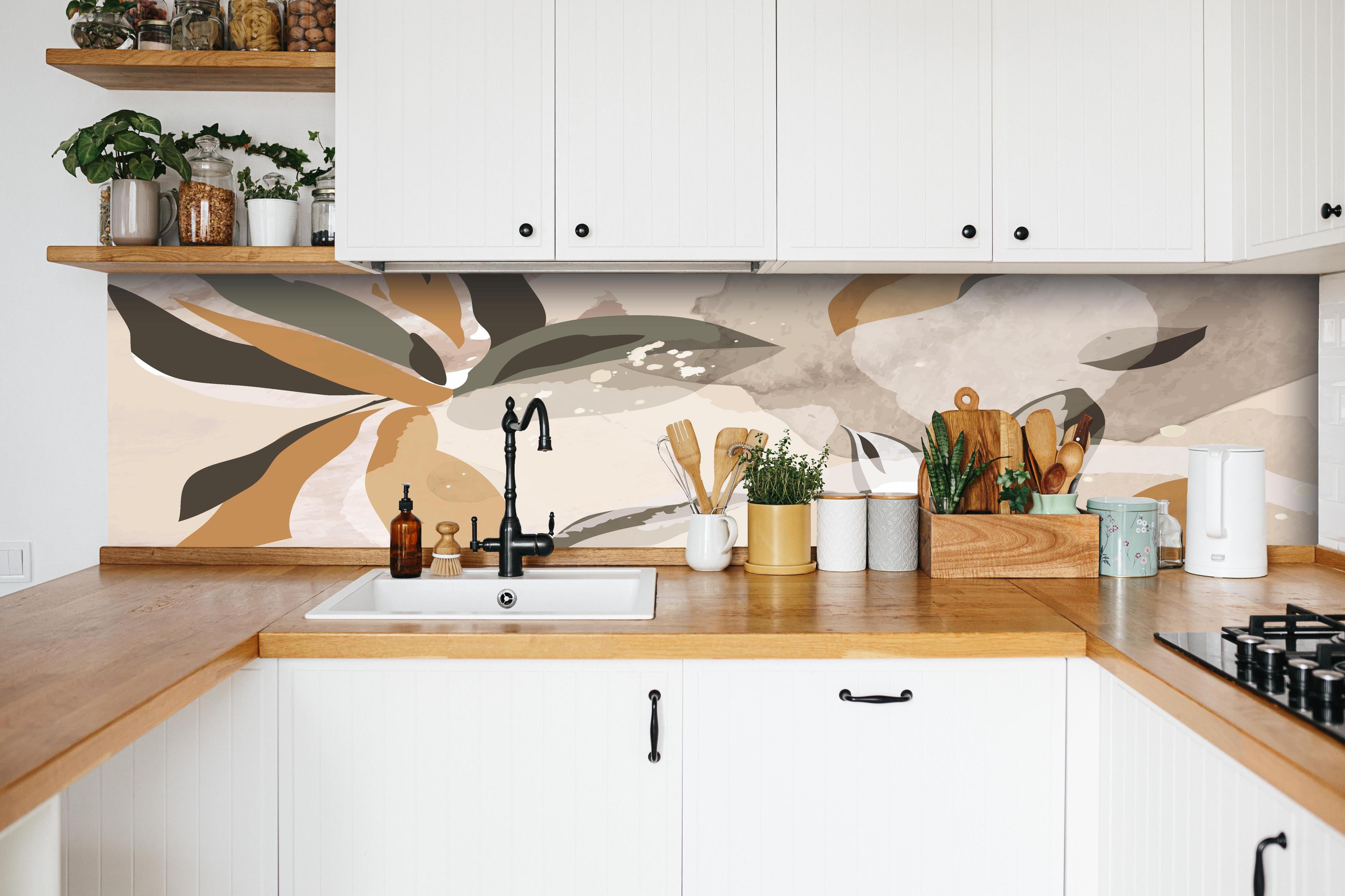 Küche - Moderne Abstrakte Illustration in Beige hinter weißen Hochglanz-Küchenregalen und schwarzem Wasserhahn