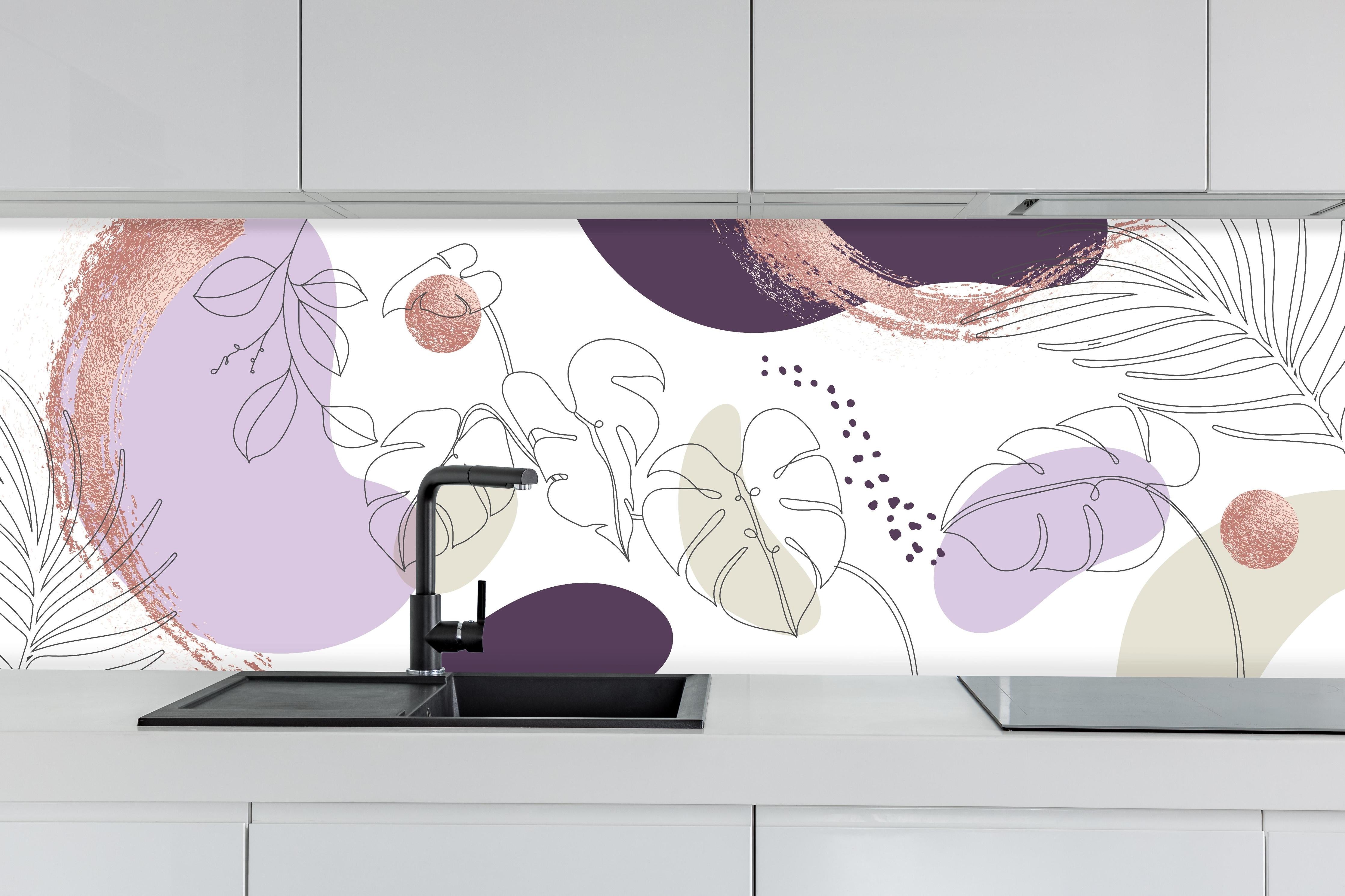 Küche - Moderne Abstrakte Kunst Violett Beige hinter weißen Hochglanz-Küchenregalen und schwarzem Wasserhahn