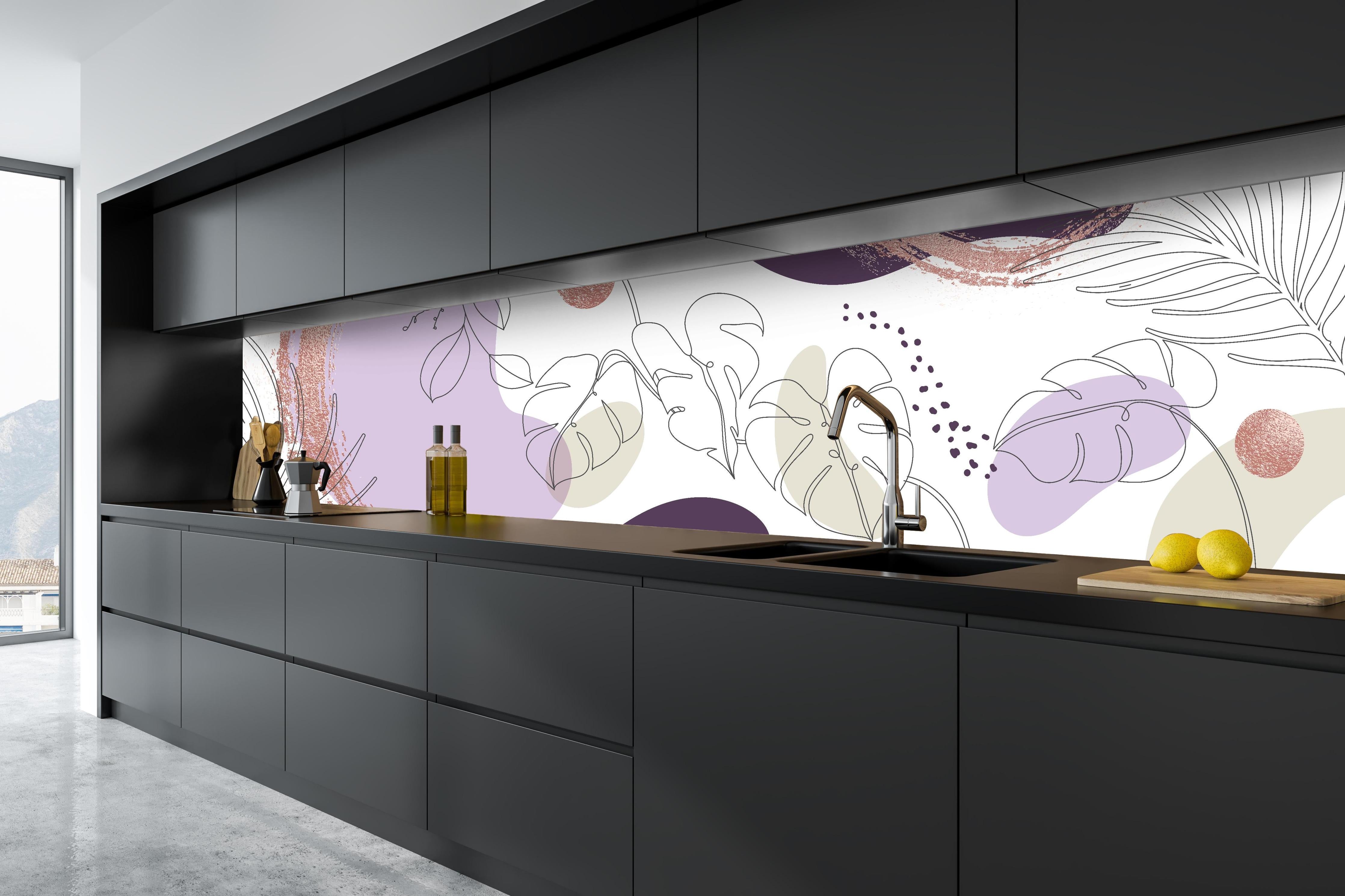 Küche - Moderne Abstrakte Kunst Violett Beige hinter weißen Hochglanz-Küchenregalen und schwarzem Wasserhahn