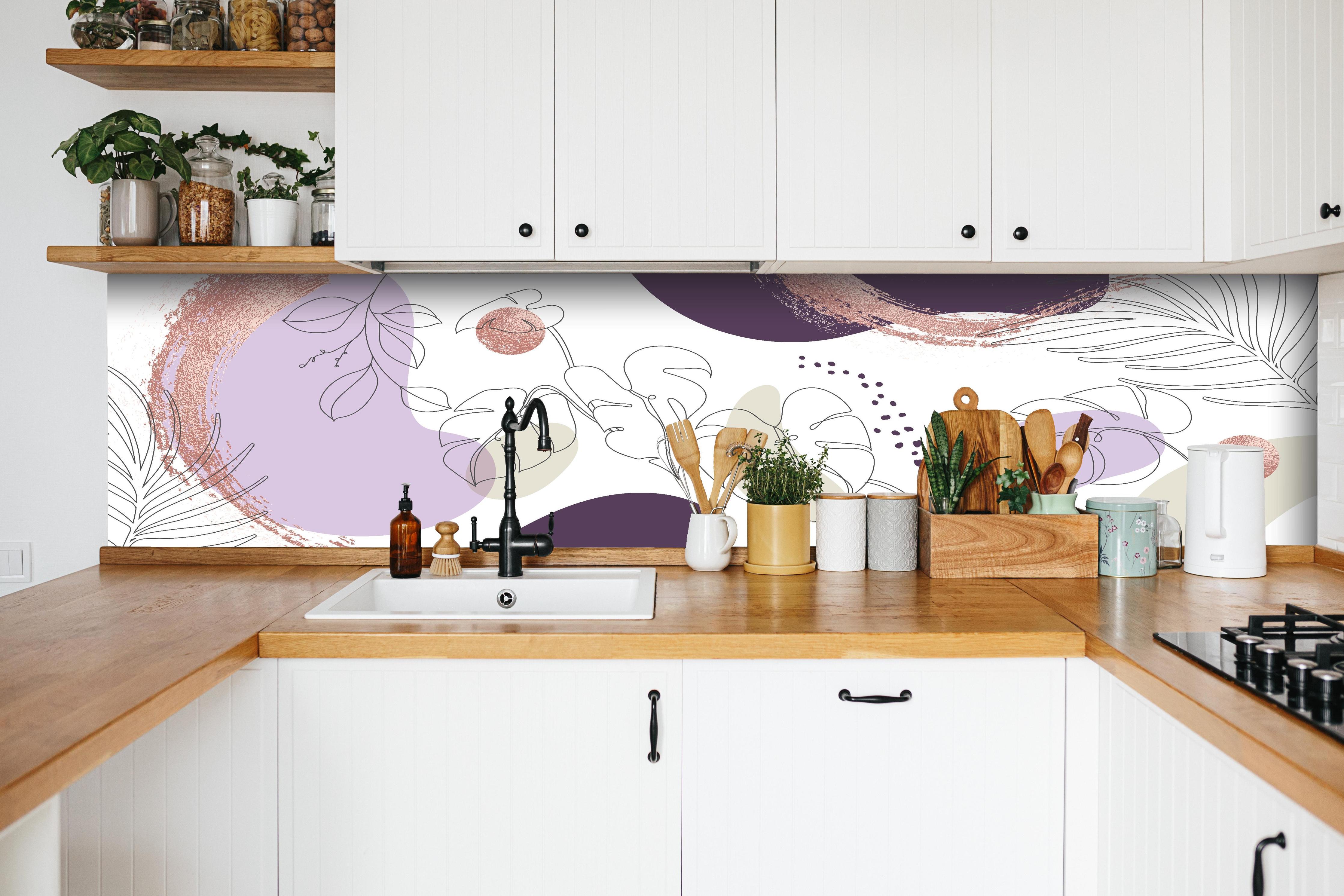 Küche - Moderne Abstrakte Kunst Violett Beige hinter weißen Hochglanz-Küchenregalen und schwarzem Wasserhahn